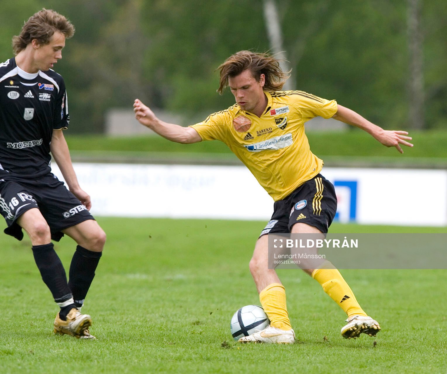 Emil Nilsson, Hässleholm, försöker dribbla förbi Erik