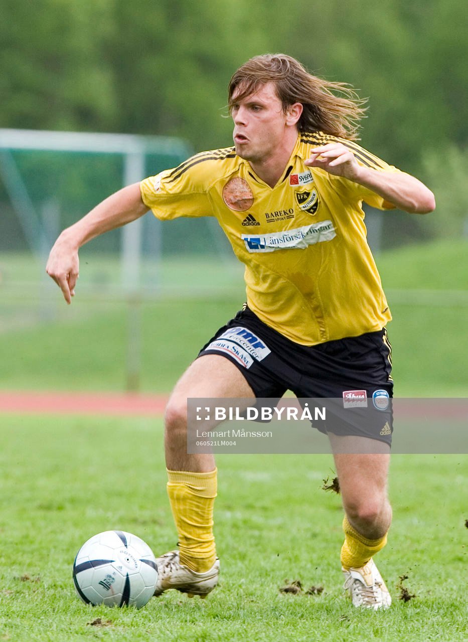 Emil Nilsson, Hässleholm, försöker dribbla förbi Erik
