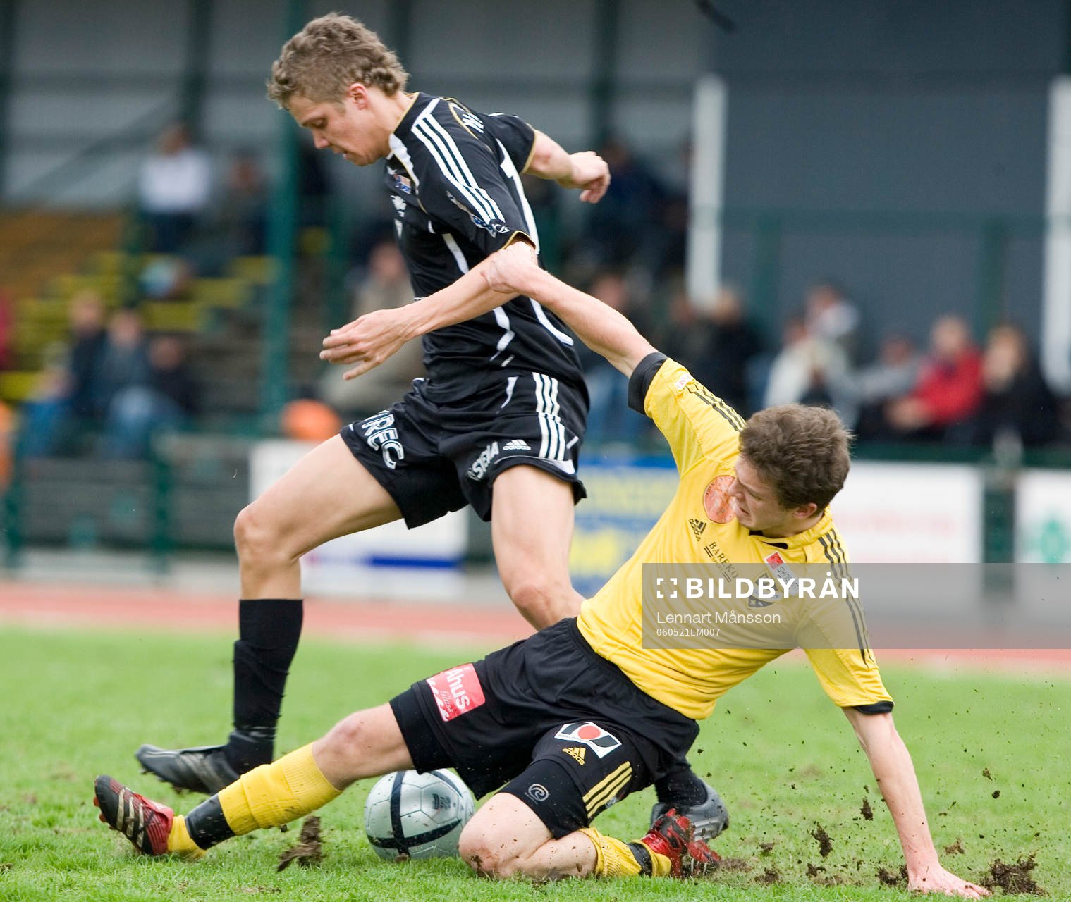 Karim Kange, Hässleholm, tacklar David Stefansson,