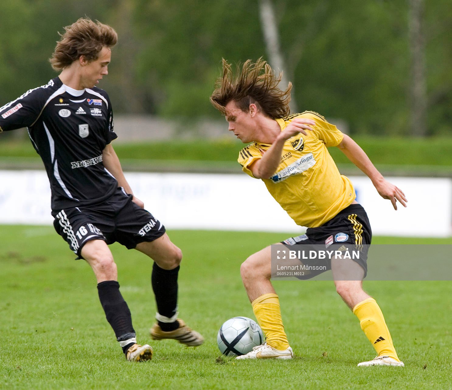 Emil Nilsson, Hässleholm, försöker dribbla förbi Erik