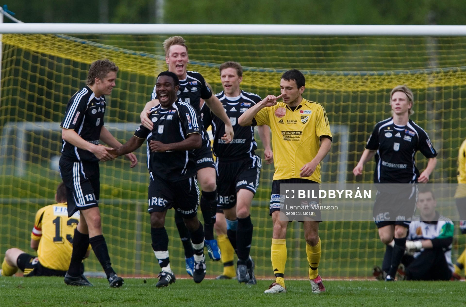 0-1, Carlstads hjälte nickar in ledningsbollen och grattas