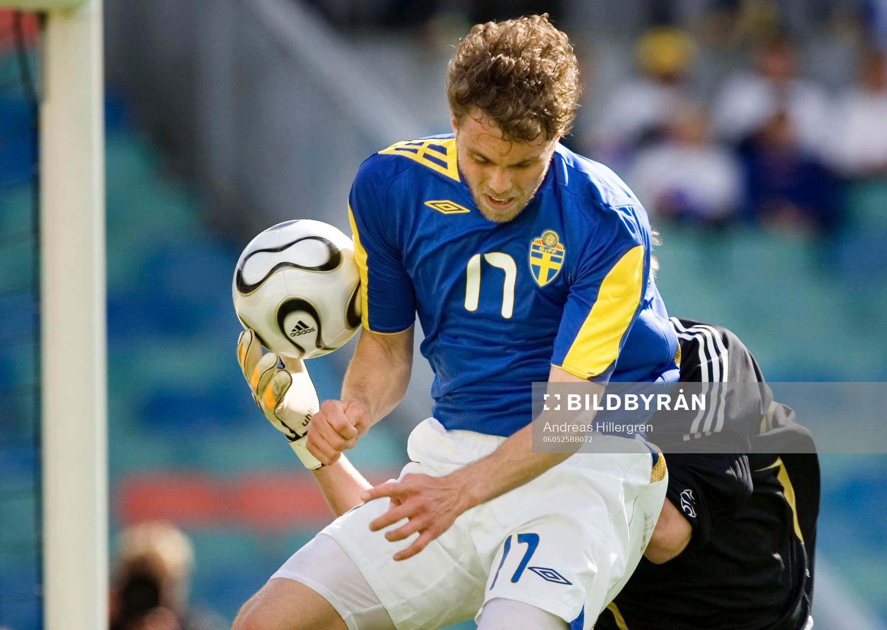 Johan Elmander utmanar Jussi Jääskeläinen, målvakt