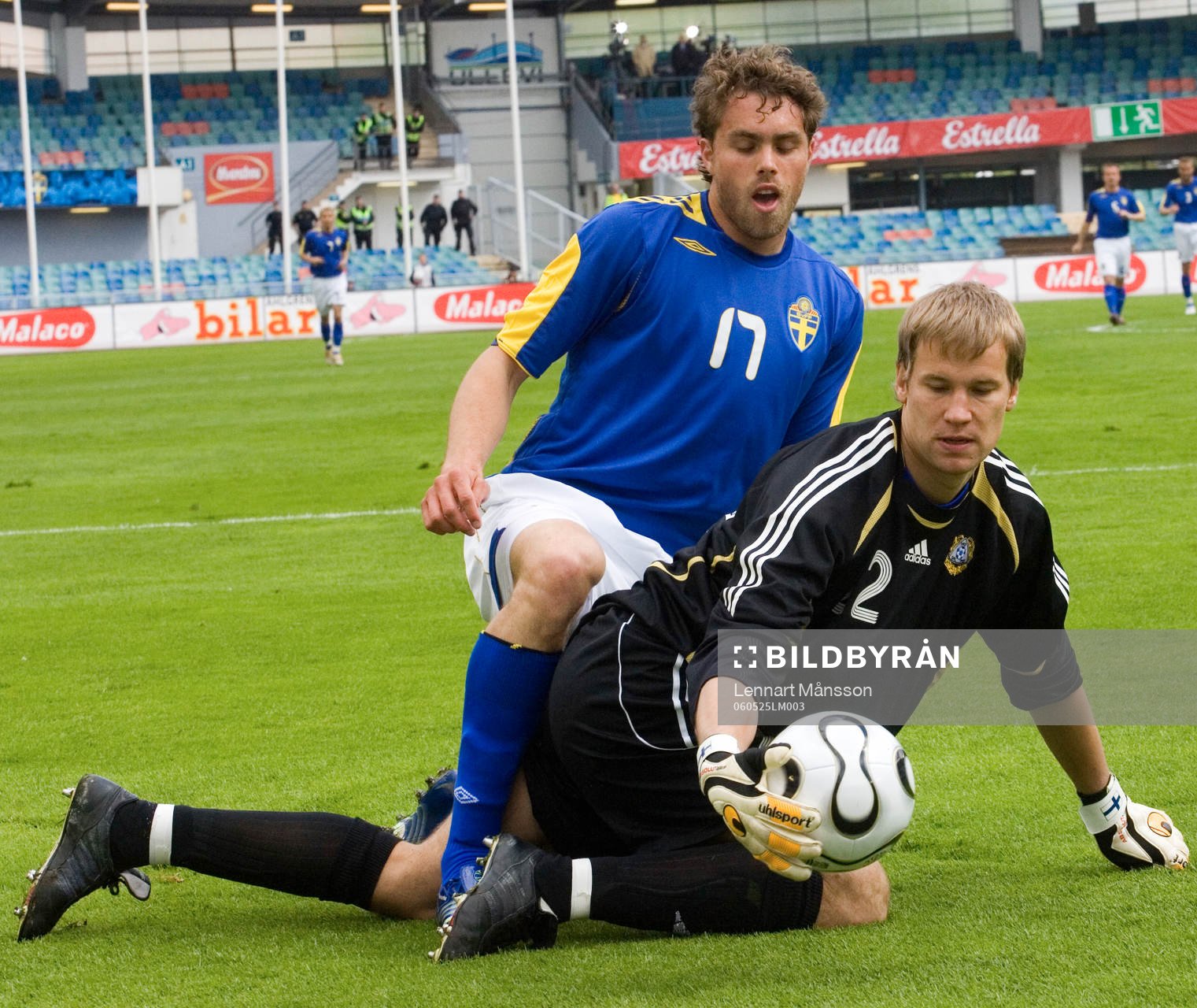 Johan Elmander och Jussi Jääskeläinen, målvakt, Finland