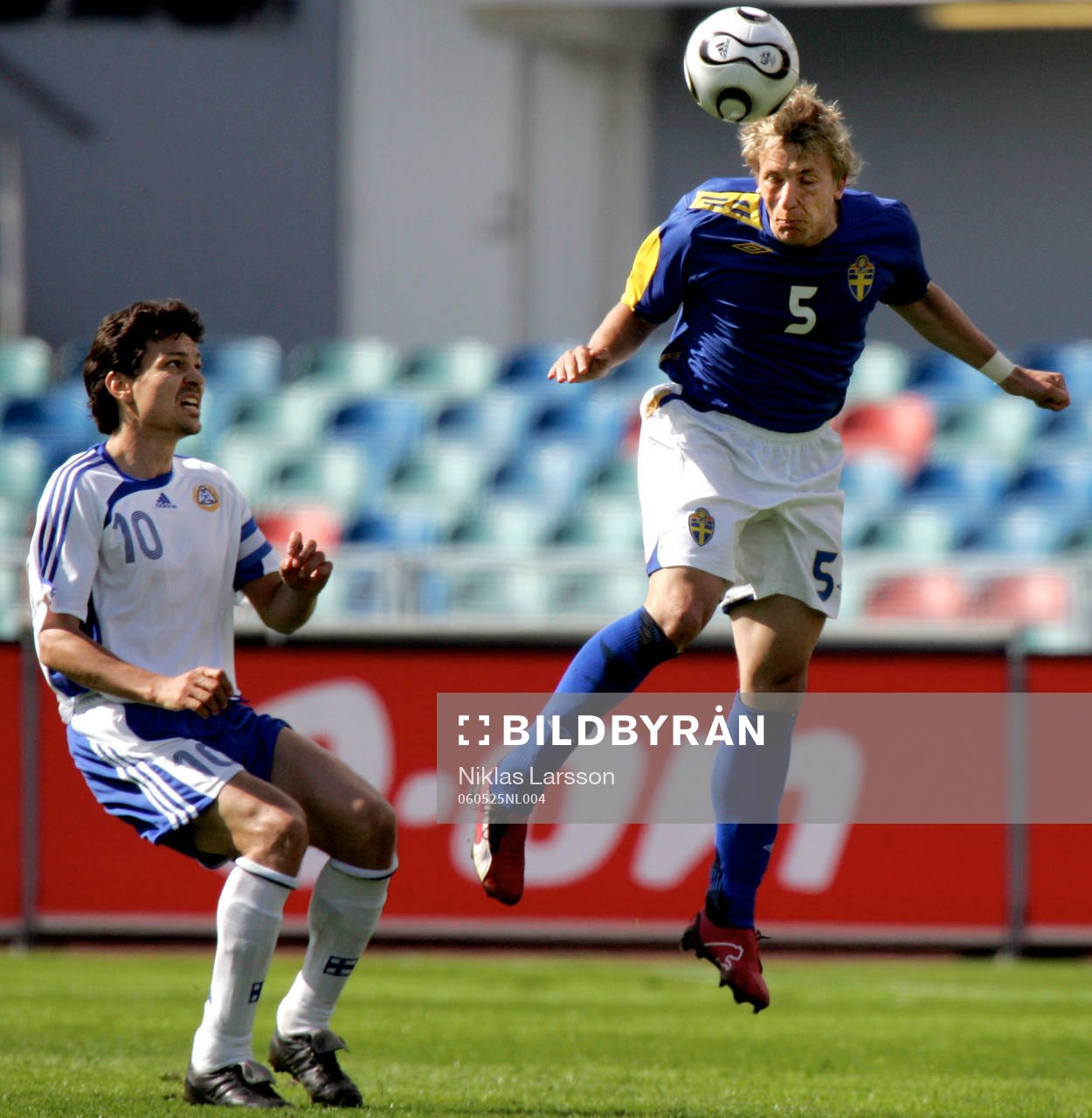 Erik Edman, Sverige nickar, och Jari Litmanen, Finland till