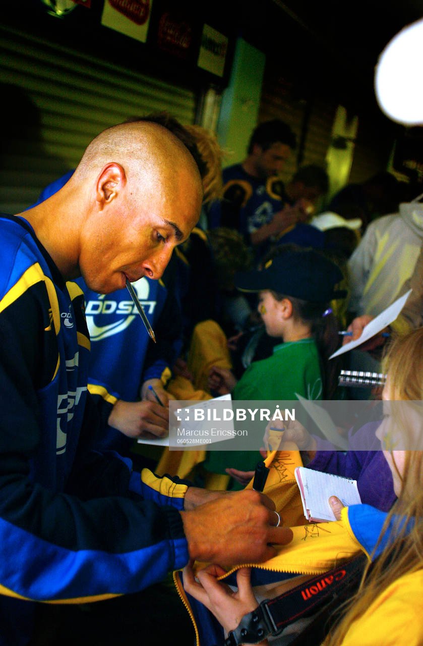 Henrik Larsson skriver autografer