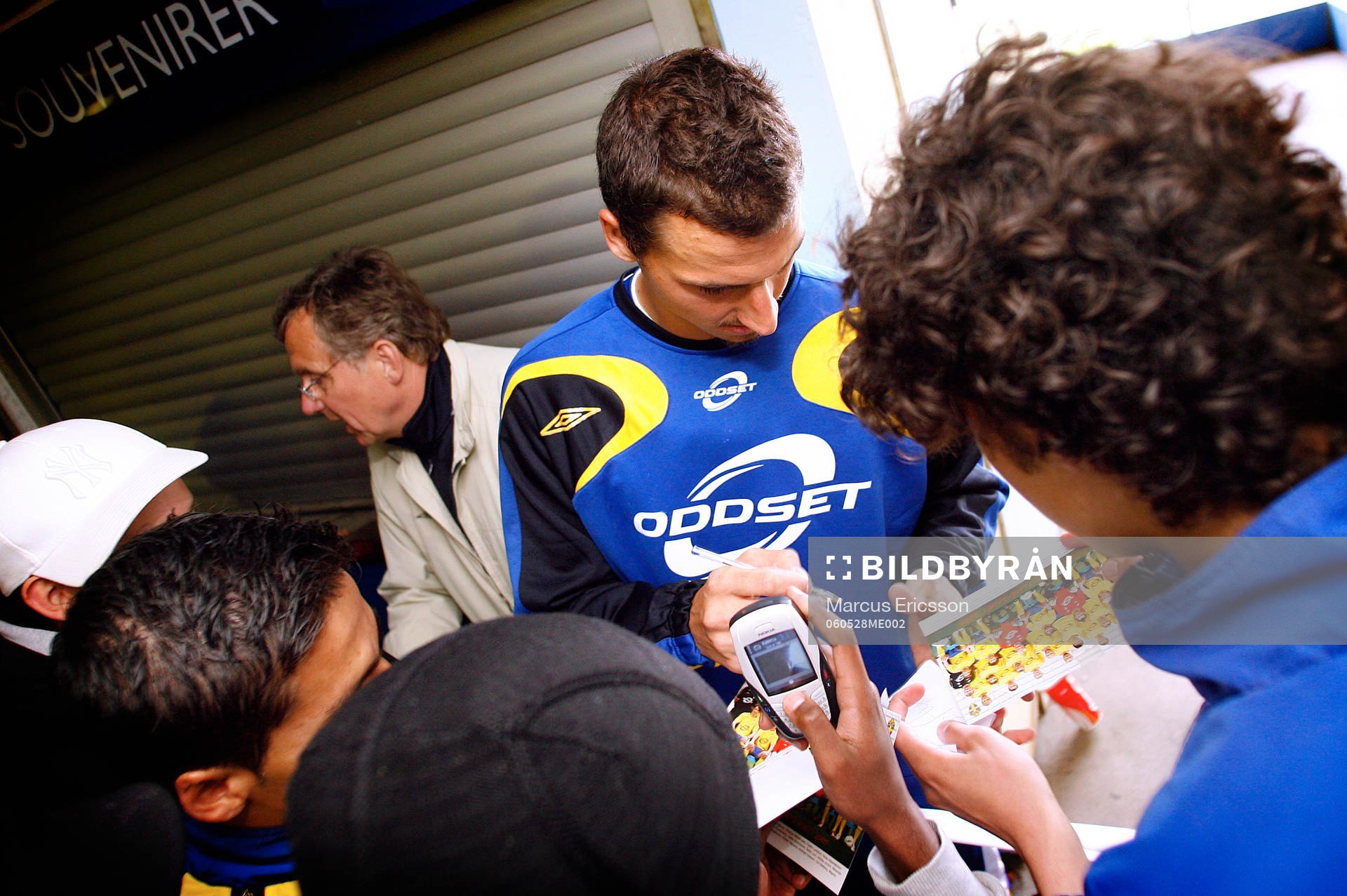 Zlatan Ibrahimovic skriver autografer