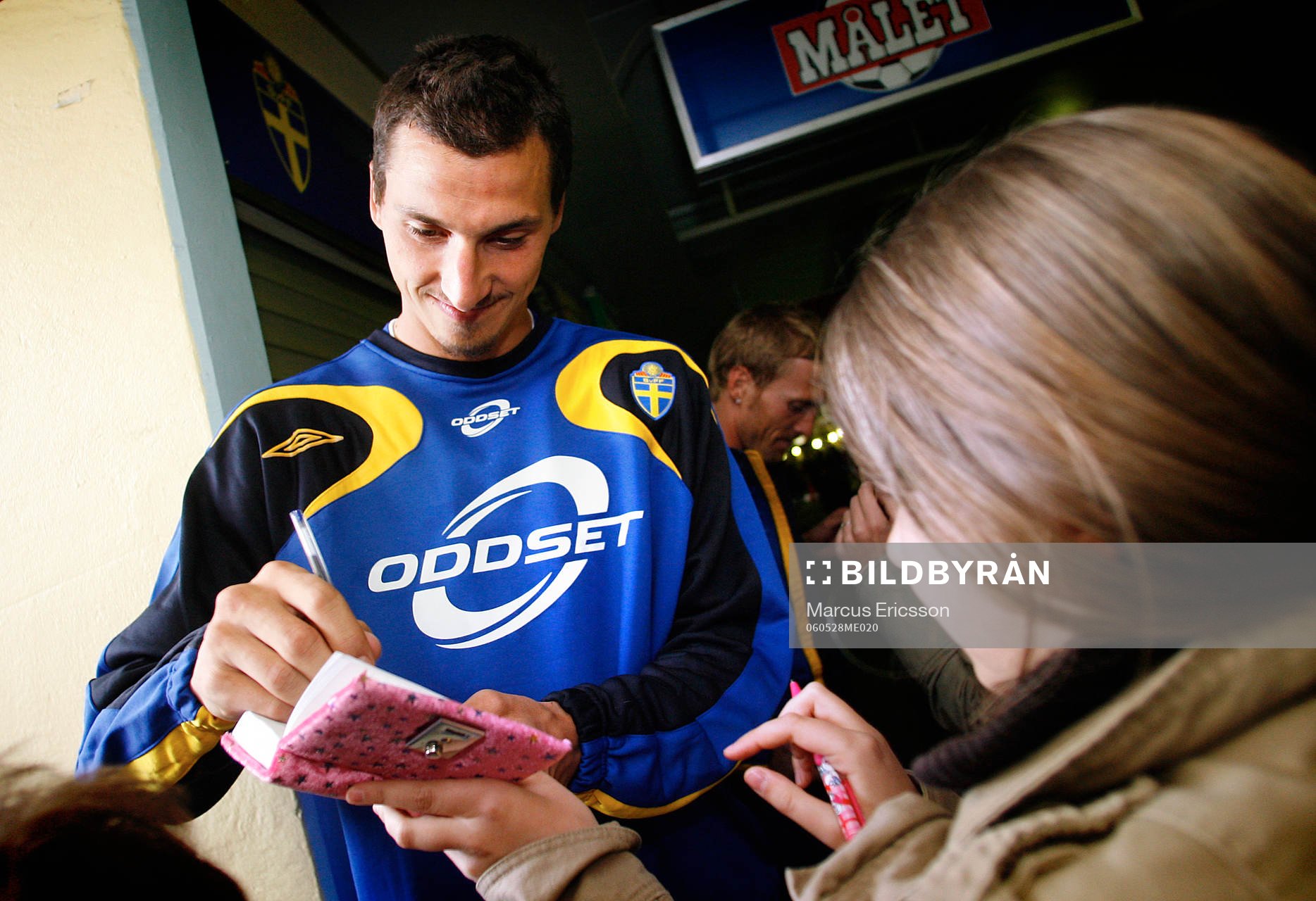 Zlatan Ibrahimovic skriver autografer