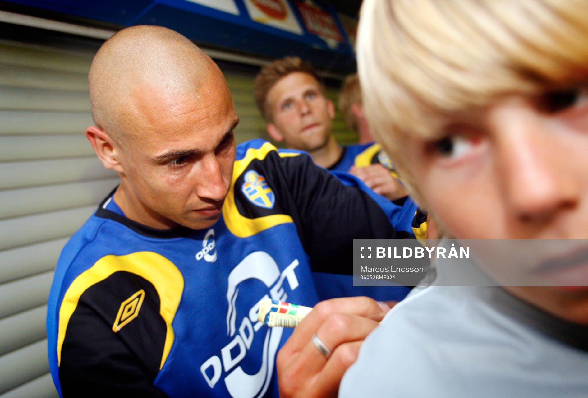 Henrik Larsson skriver autografer