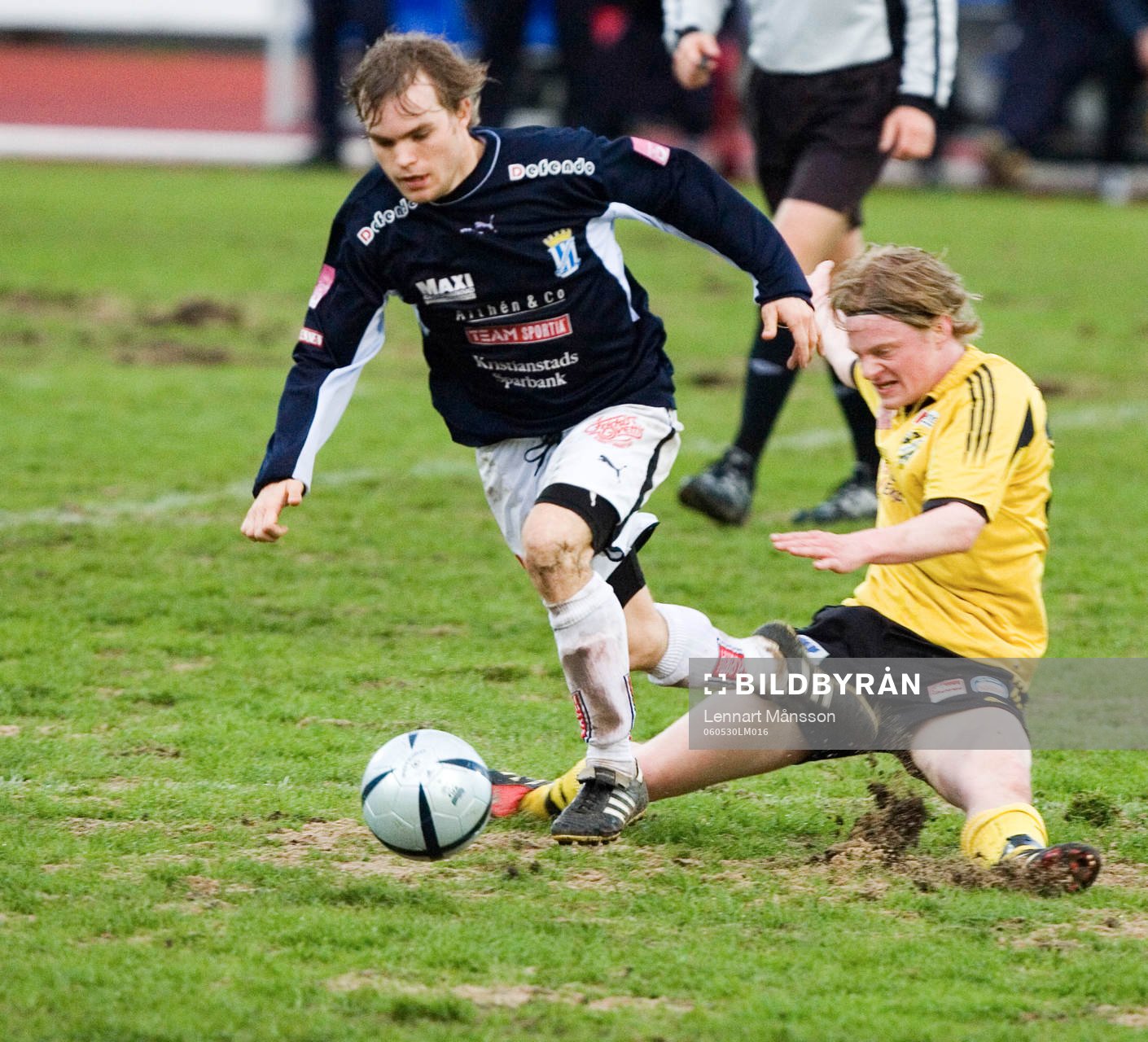Fredrik Lillen Andersson glidtacklas av Mikael Larsson.