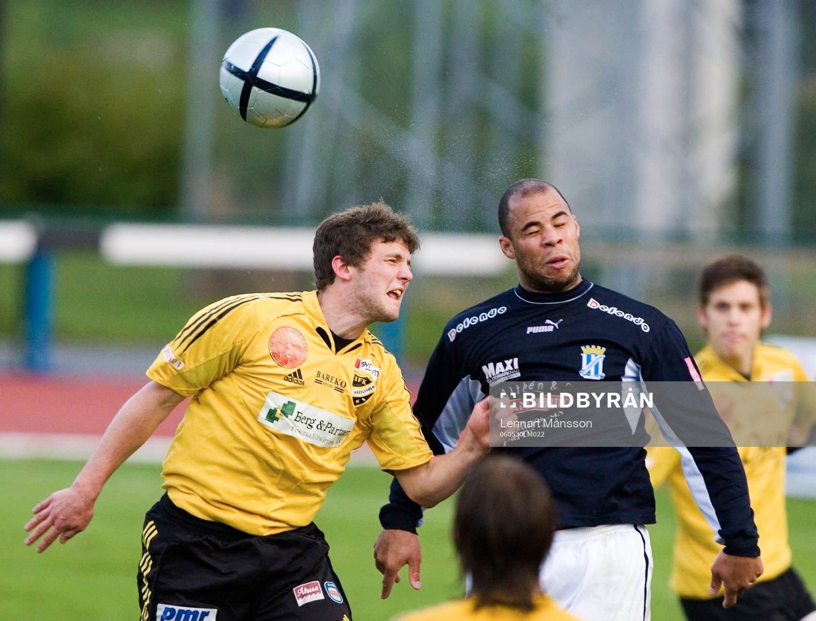 Karim Kange nickduellerar med Marcus Senften