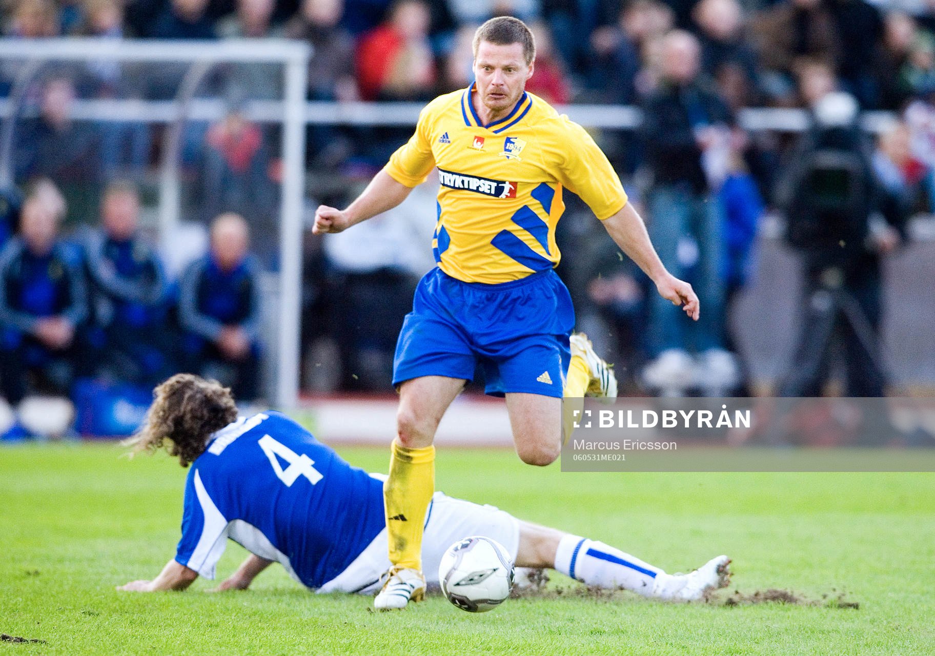 Stefan Schwarz hoppar över en glidtackling