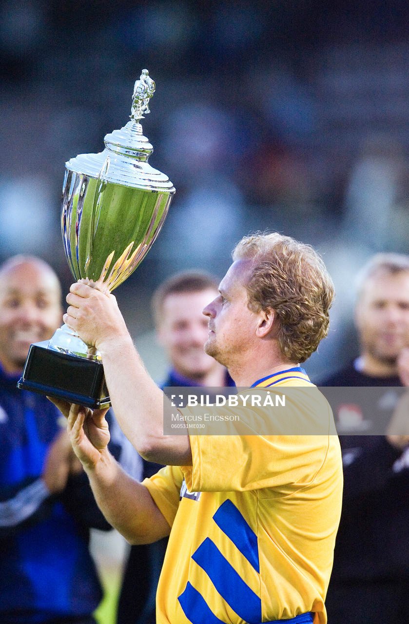 Jonas Thern lyfter pokalen