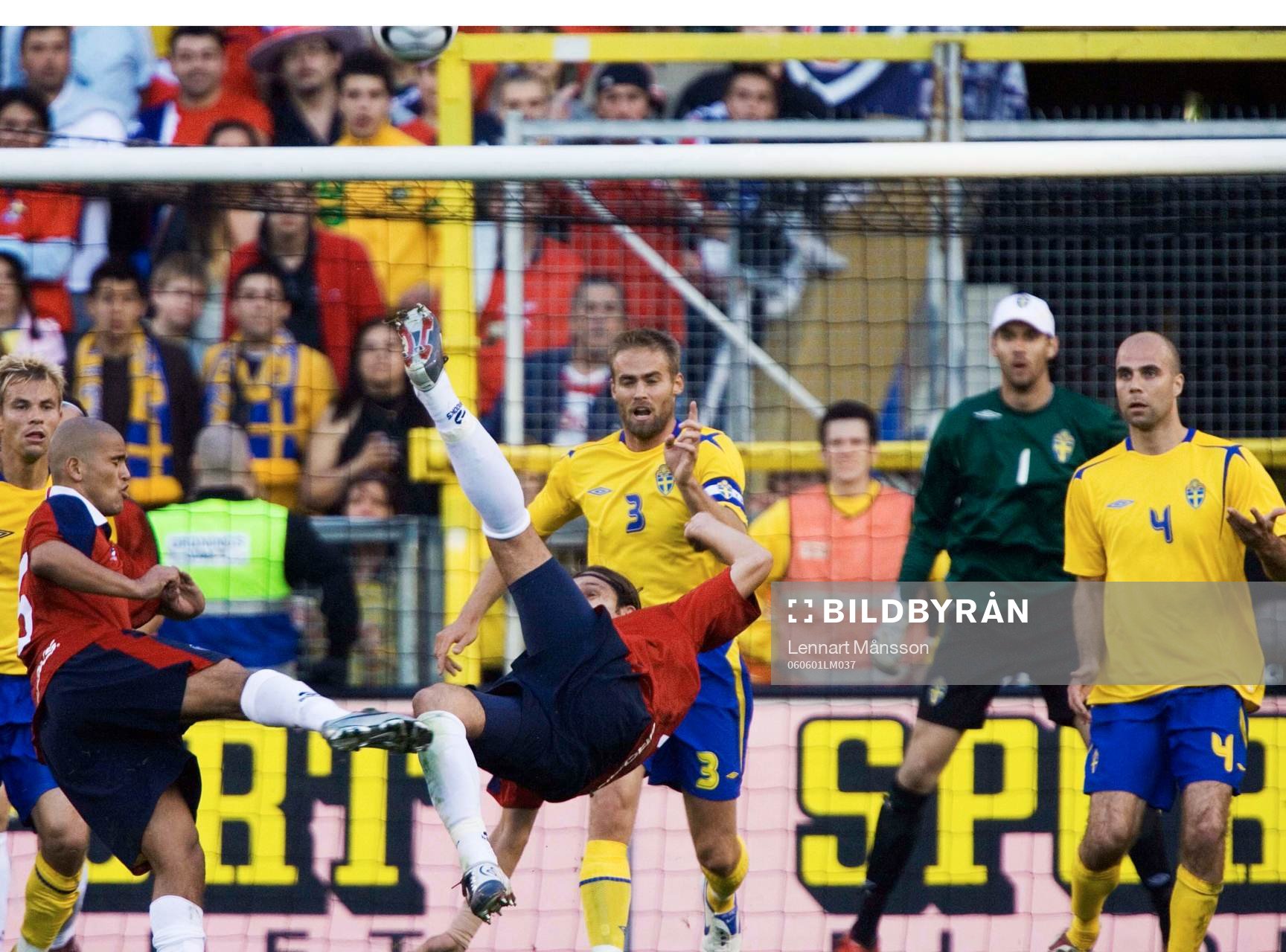 Fotboll, Sverige - Chile: Sveriges mittbackar Olof Mellberg och Ted Lucic och bakom Andreas Isaksson, när Chilenaren gör brassespark.