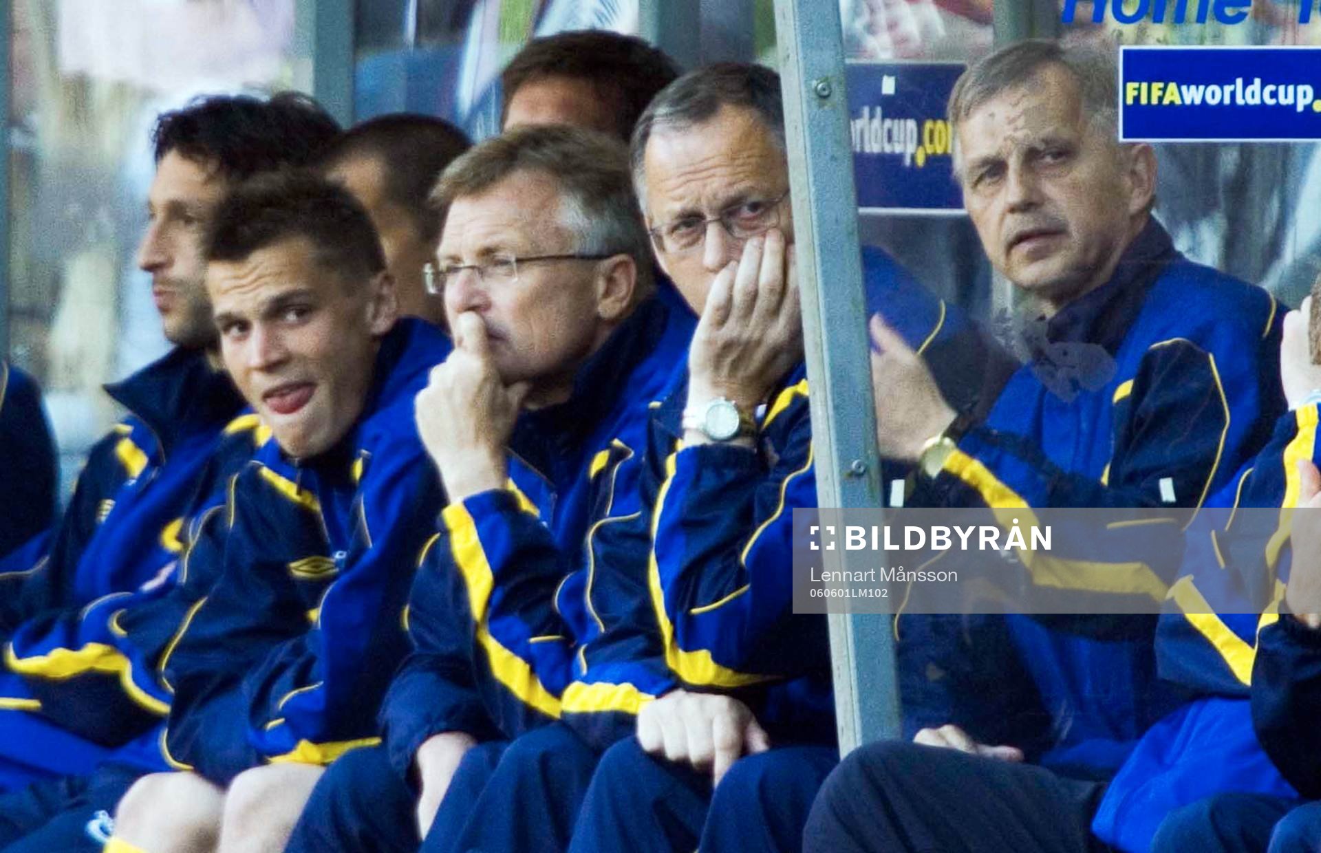 Fotboll, Sverige - Chile: Förbundskaptenerna Roland Andersson och Lars Lagerbäck ser inte glada ut.