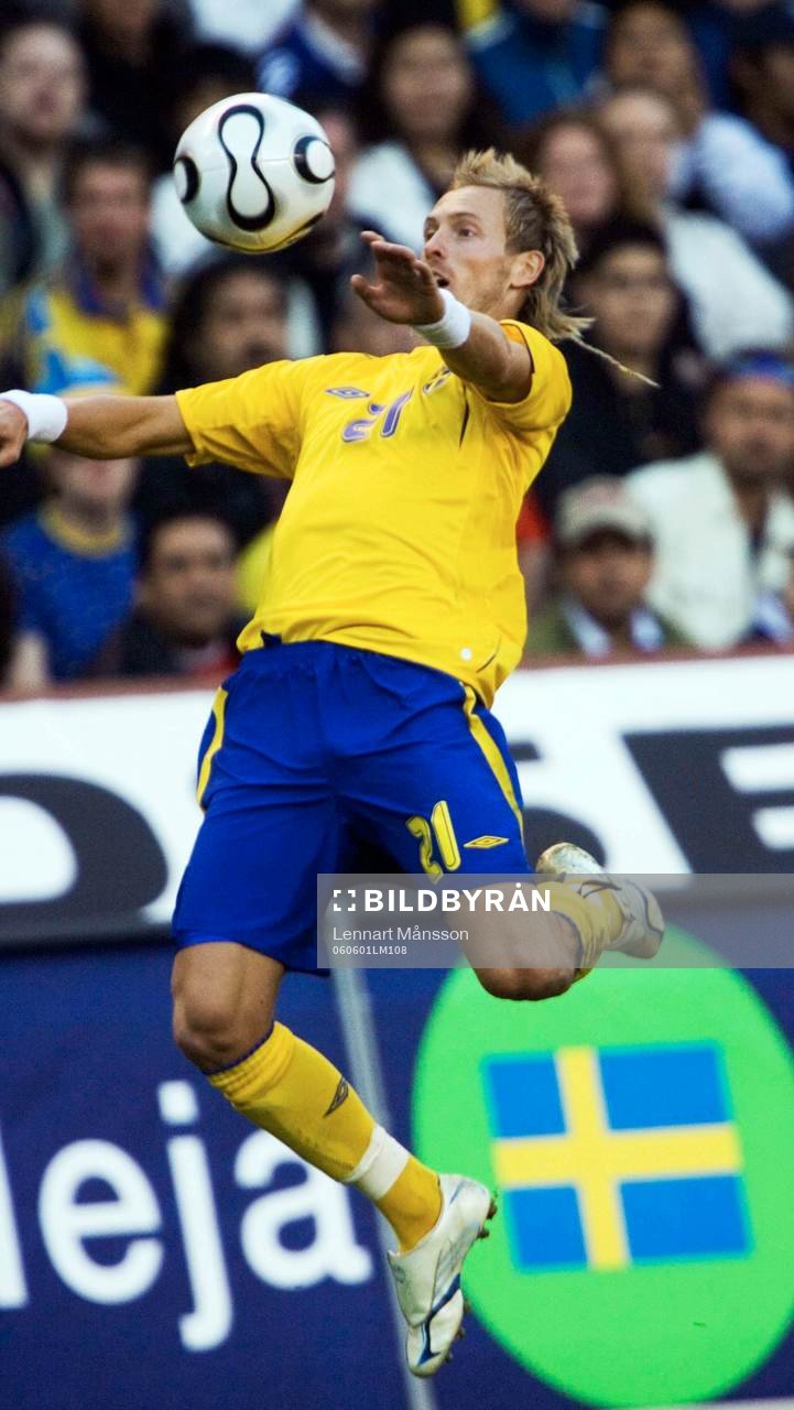 Fotboll, Sverige - Chile: Christian Wilhelmsson flyger mot VM.