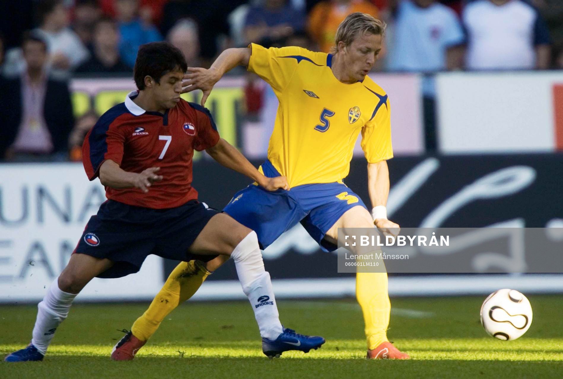 Fotboll, Sverige - Chile: Erik Edman spelade vänsterback, här drar Alexis Sanches honom i tröjan.