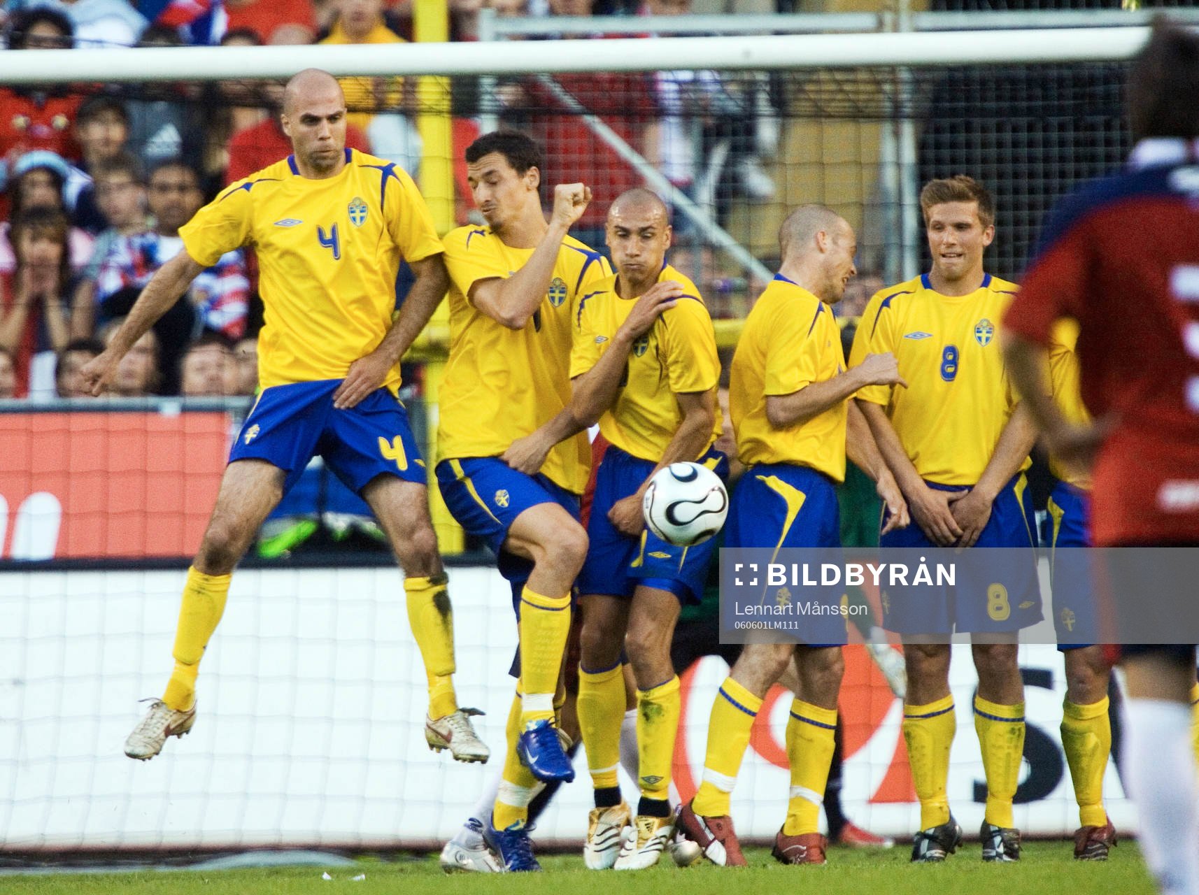 Fotboll, Sverige - Chile: Här står stjärnorna på rad, Ted Lukic, Zlatan Ibrahimovic, Henrik Larsson, Fredrik Ljungberg, Anders Svensson...