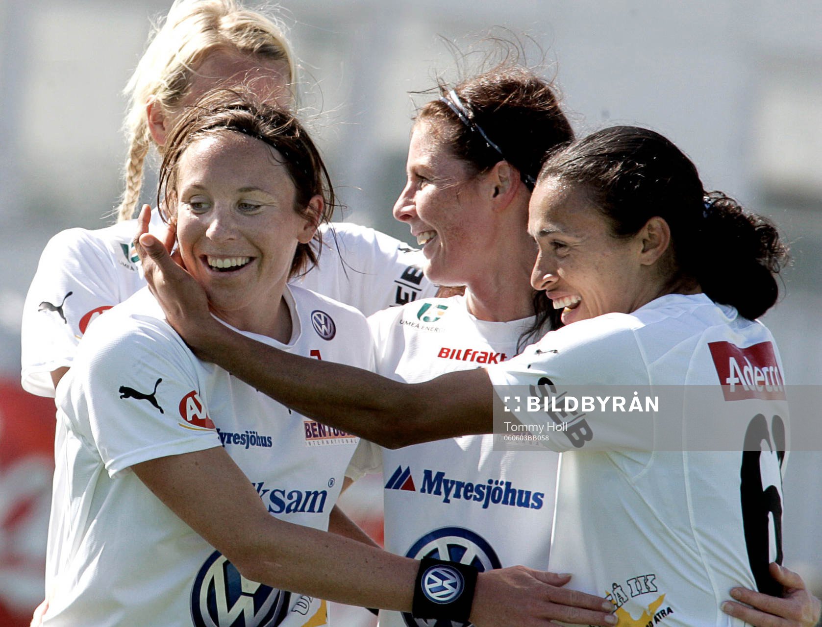 Fotboll, Damallsvenskan, dam, Jitex - Umeå: Hanna Ljungberg, Malin Moström och Marta, jubel.