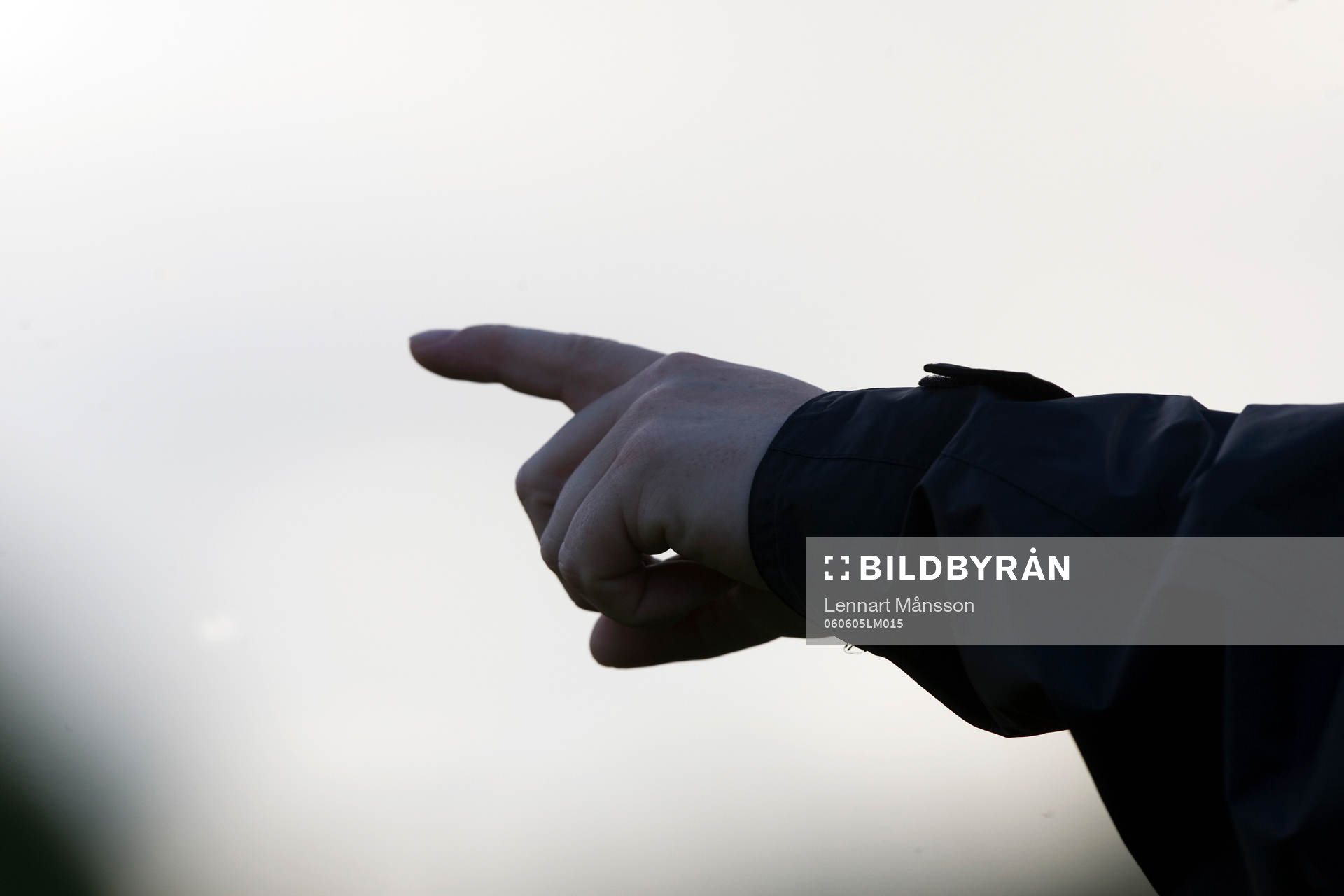 Pekar, order, delar ut order, visar. hand som pekar