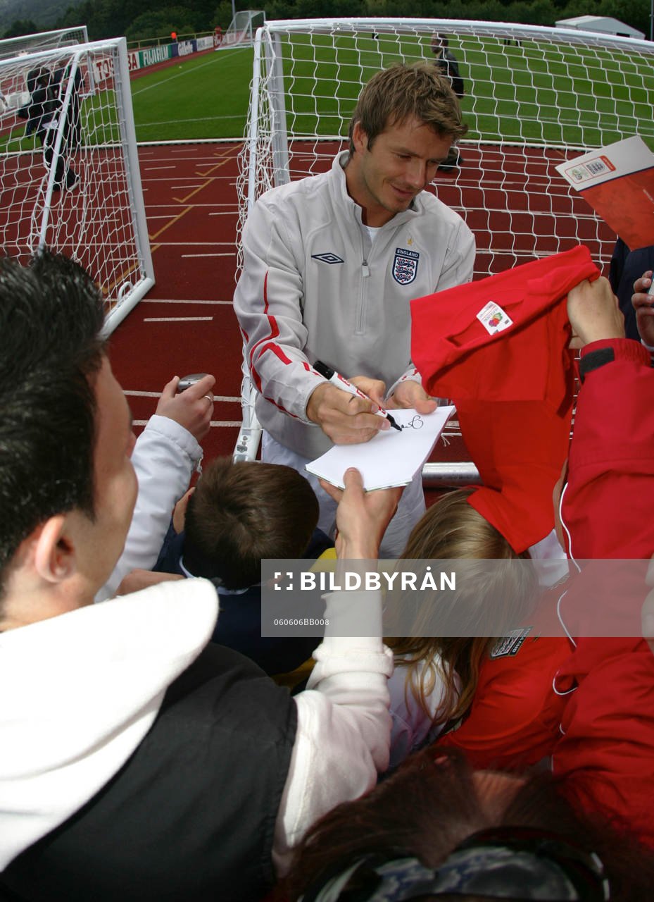 David Beckham, skriver autografer