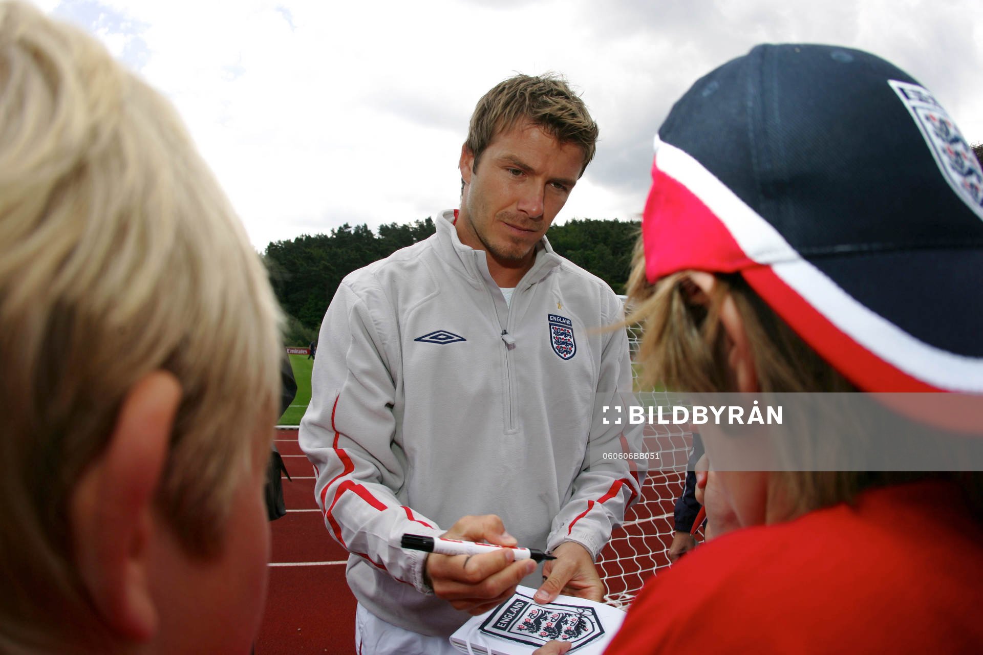 David Beckham skriver autografer