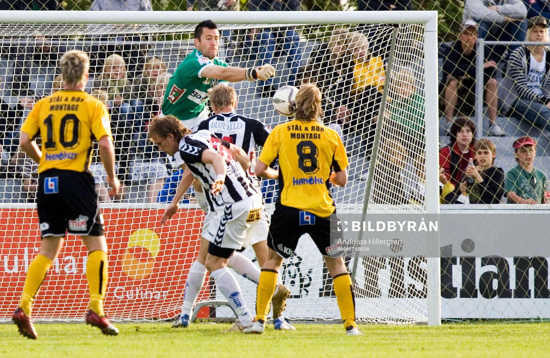 Lee Baxter, målvakt, missar räddningen och Mjällby tar