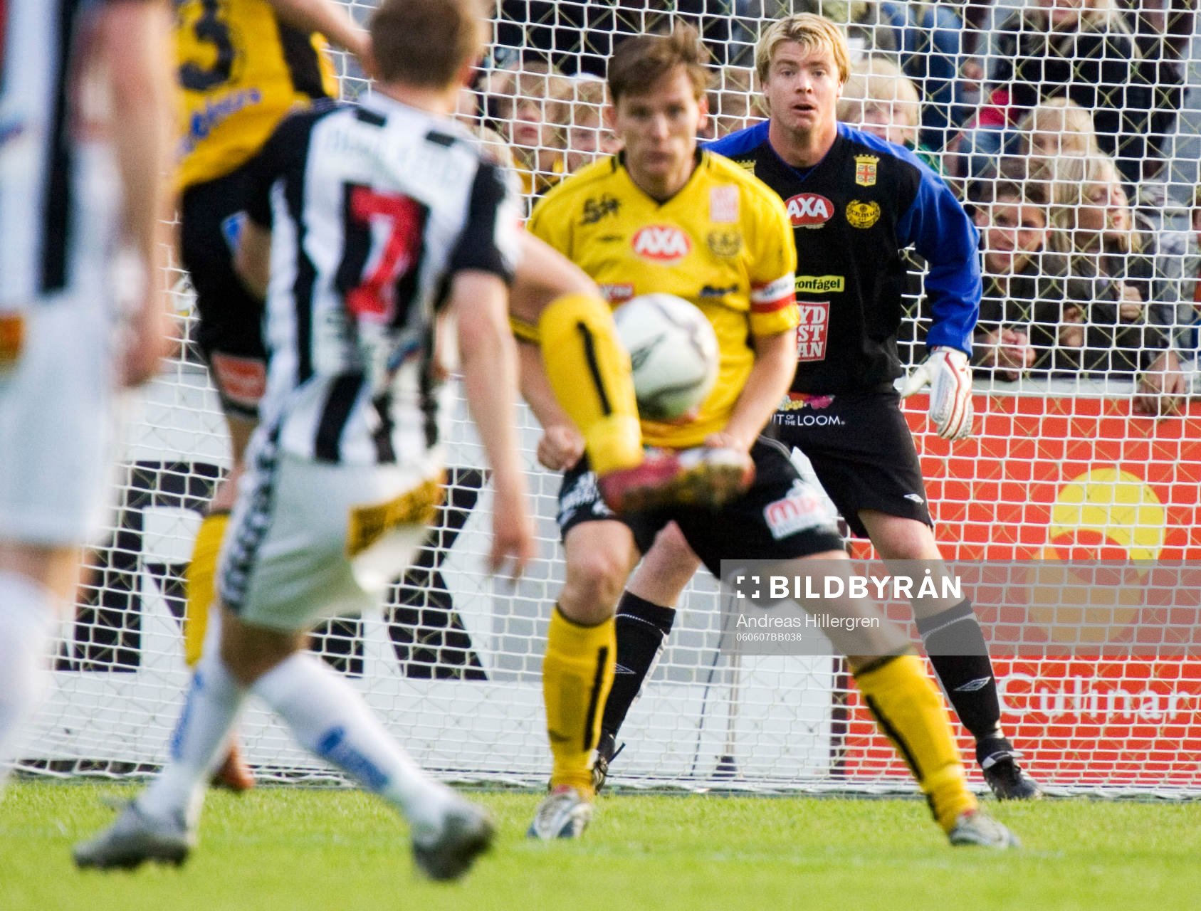 Christian Fegler, målvakt bakom Marcus Lindberg, Mjällbys