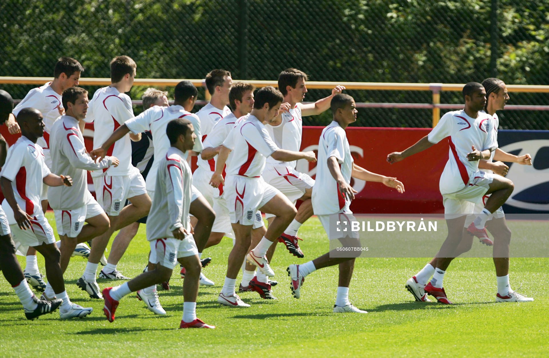 Ashley Cole och Rio Ferdinand leder träningen