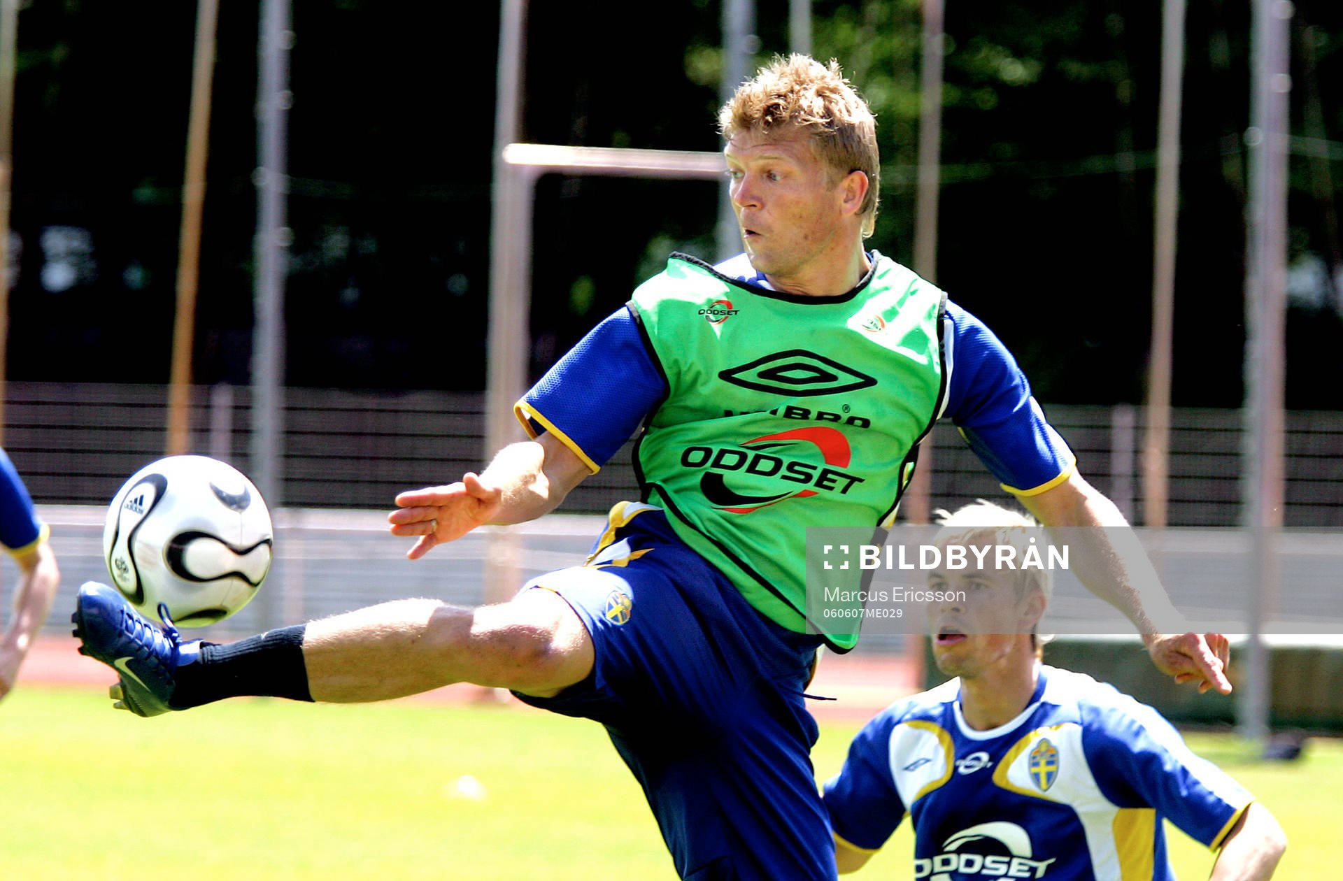 Marcus Allbäck klackar bollen