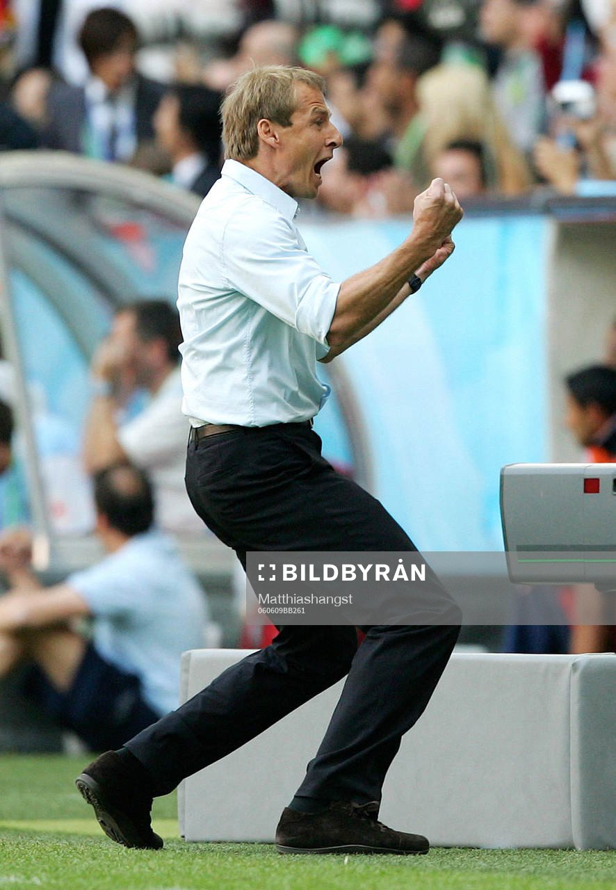   1-0 Jubel  Jürgen Klinsmann, förbundskapten.