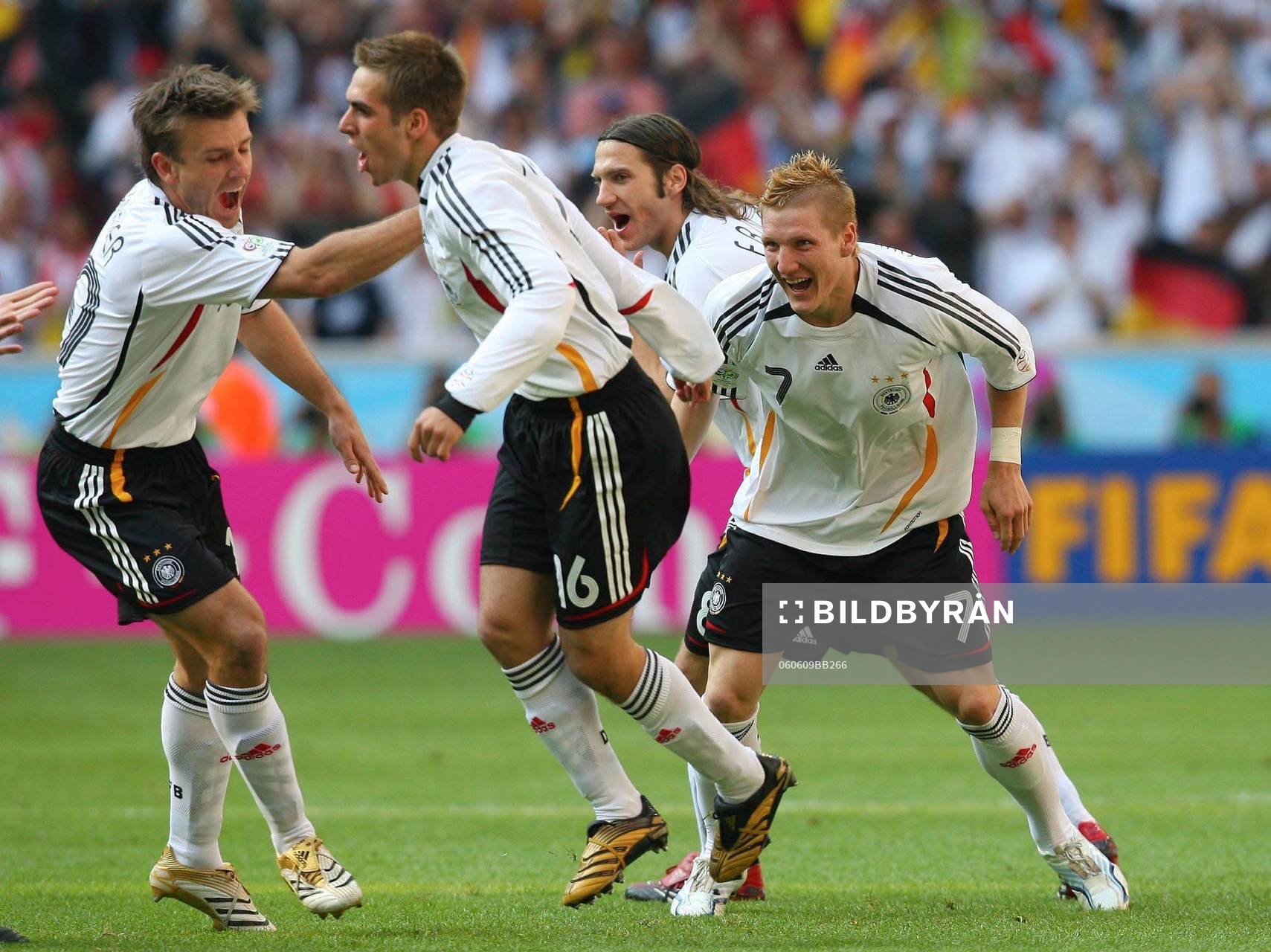   1-0 Jubel,  Bernd Schneider, målskytten Philipp Lahm, Torsten Frings, Bastina Schweinsteiger, Tyskland. 