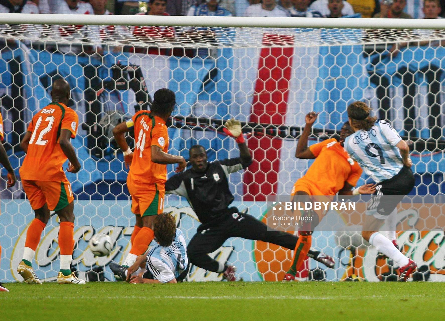 Hernan Crespo, Argentina gör 1-0 bakom Jean-Jacques Tizie,