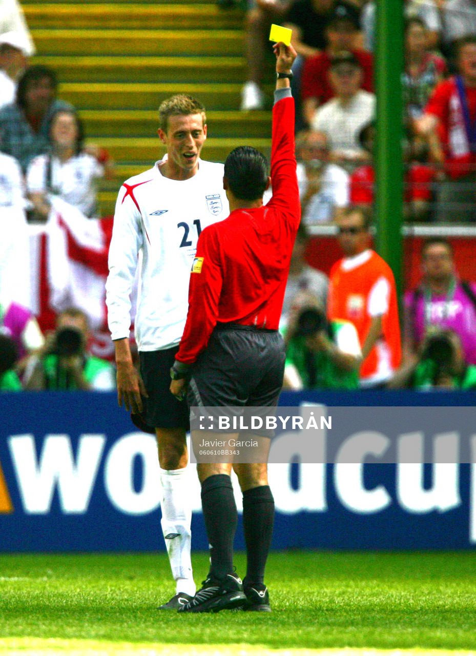 Peter Crouch,  England varnas av Marco Rodriguez (Domare,