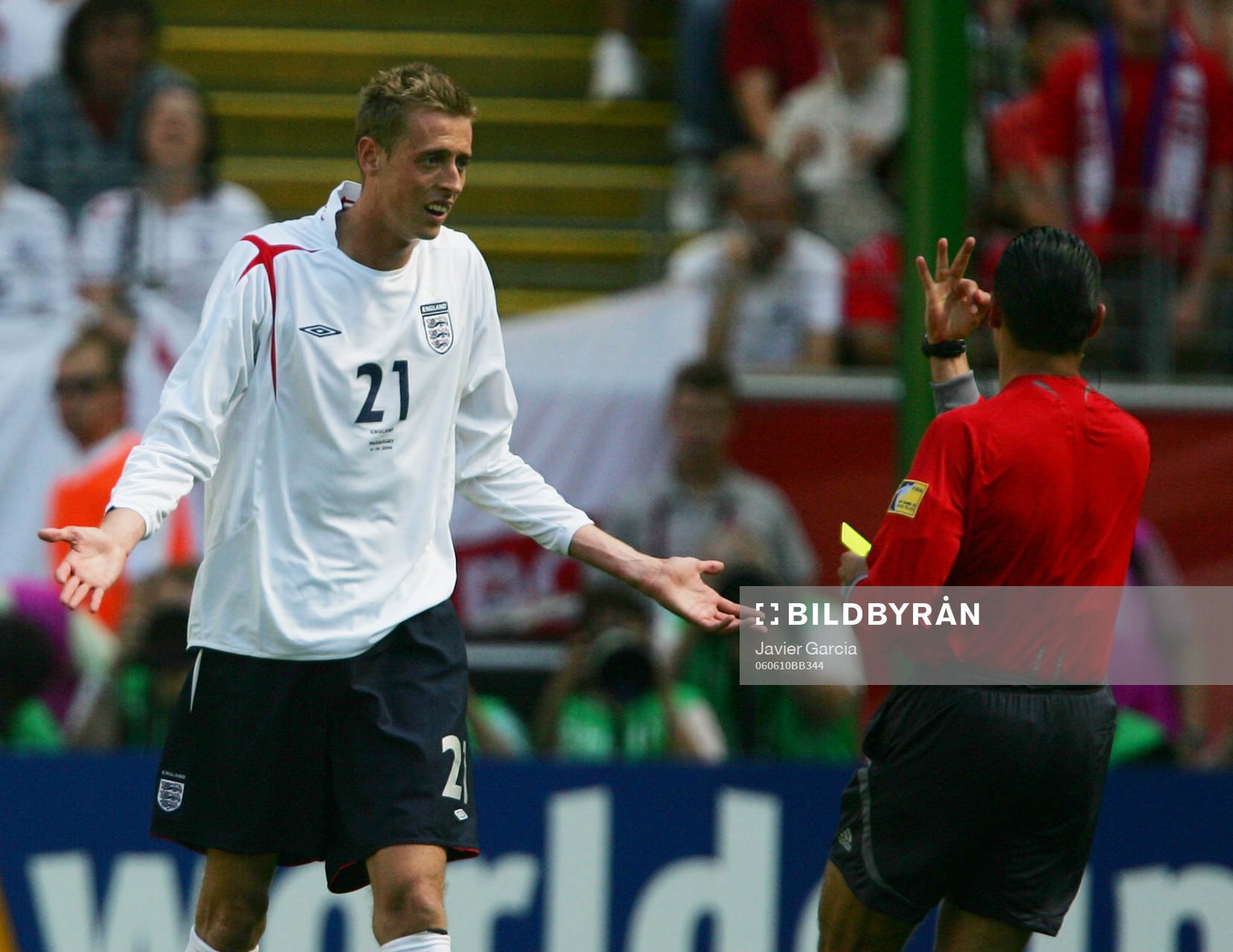 Peter Crouch,  England varnas av Marco Rodriguez (Domare,