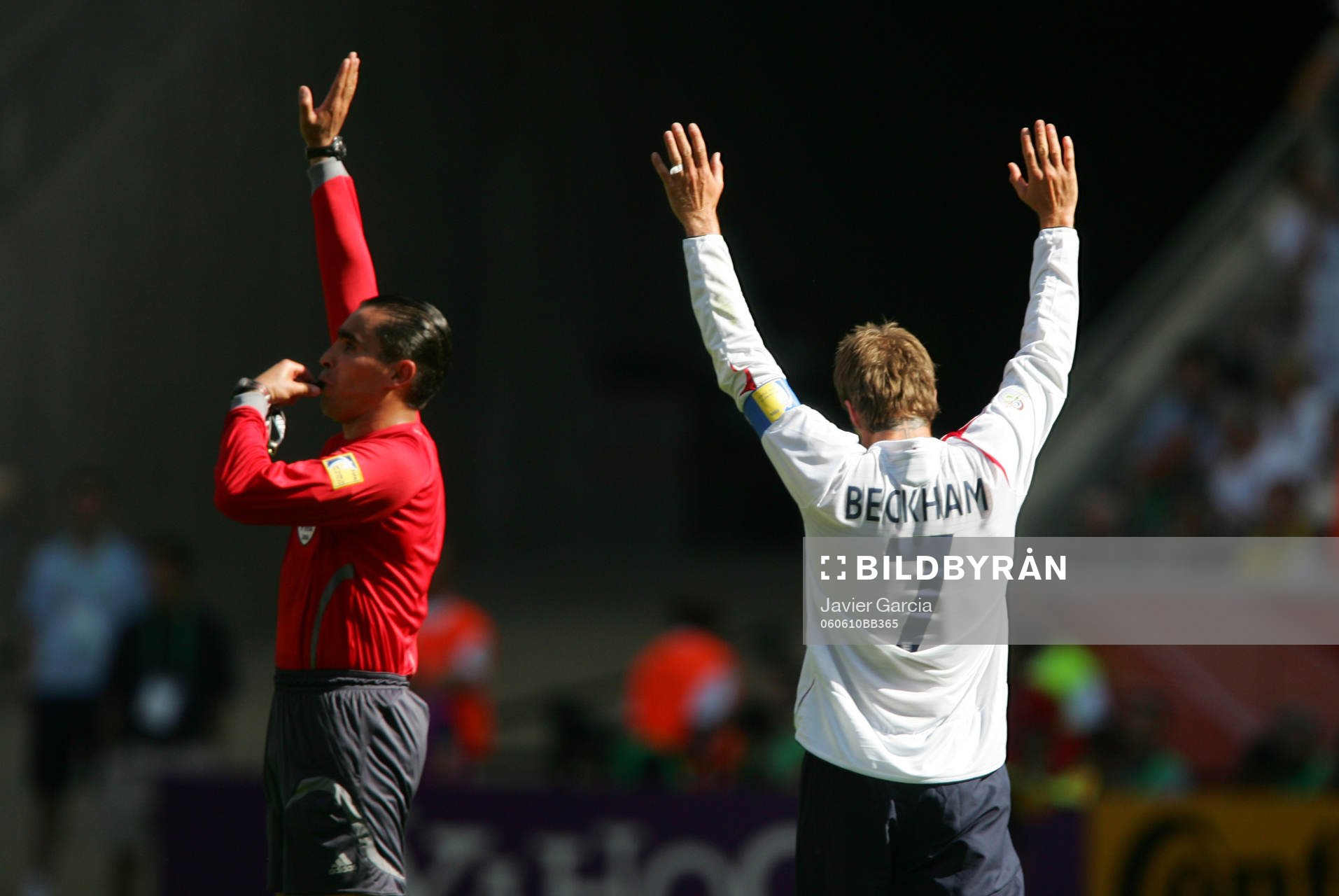 David Beckham,  England och Marco Rodriguez (Domare)
