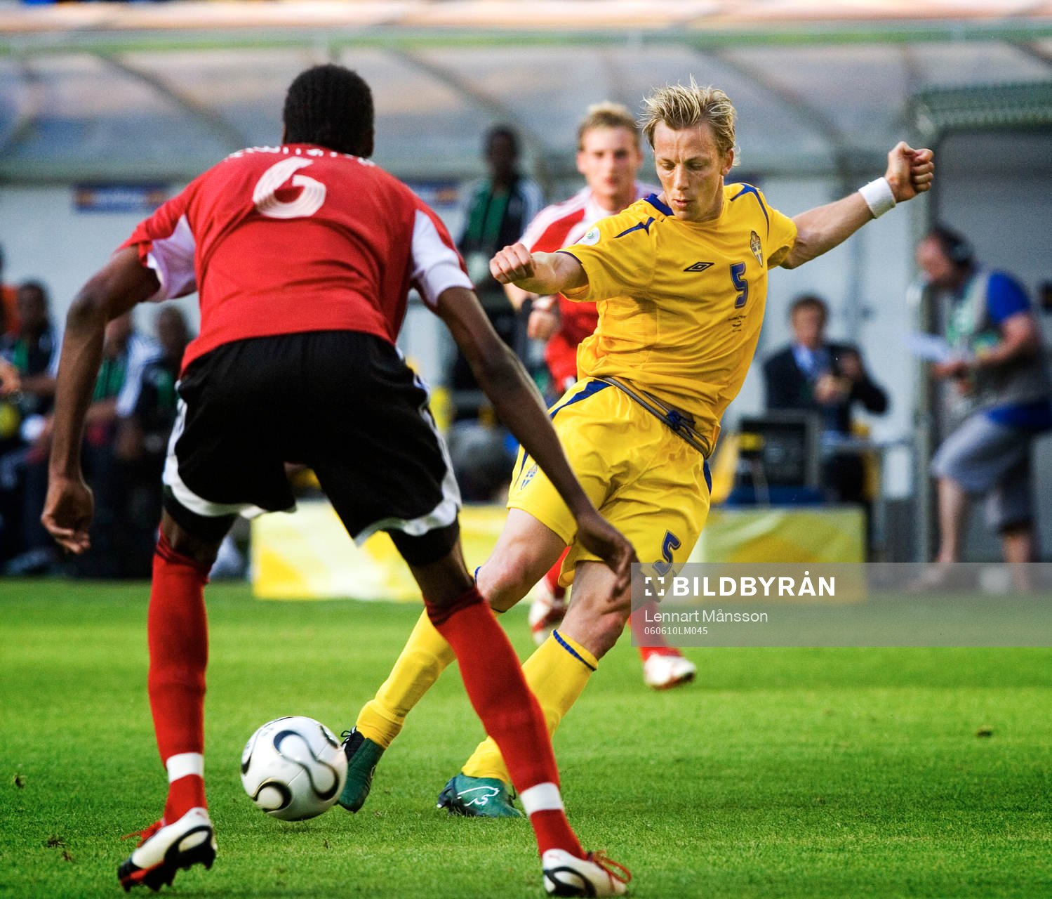 Erik Edman, Sverige skjuter mot täckande Dennis Lawrence,