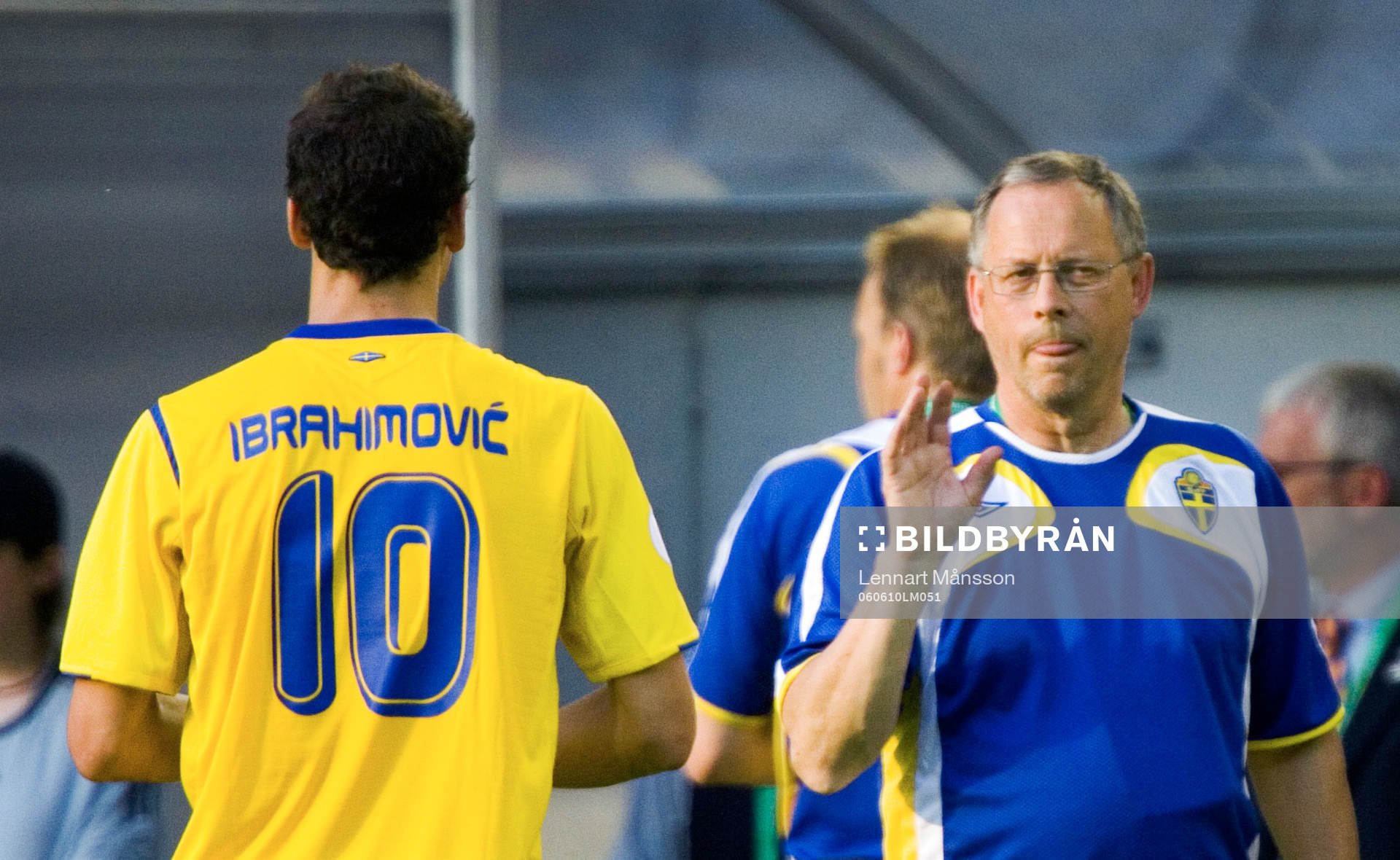 Lars Lagerbäck, förbundskapten, ger direktiv till Zlatan