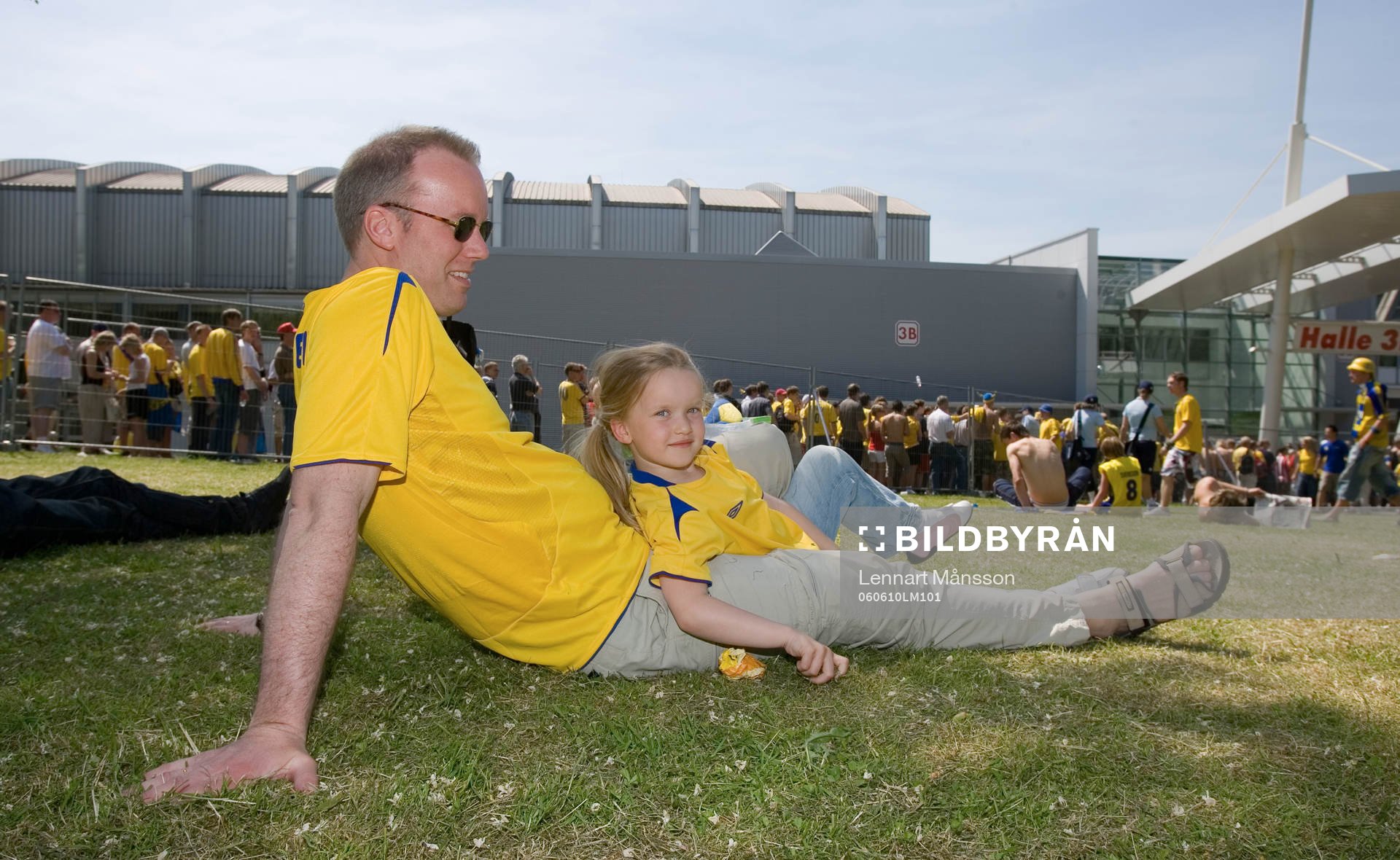 Lång kö, men Magnus Götenfelt och dotter Karin, 6 år,