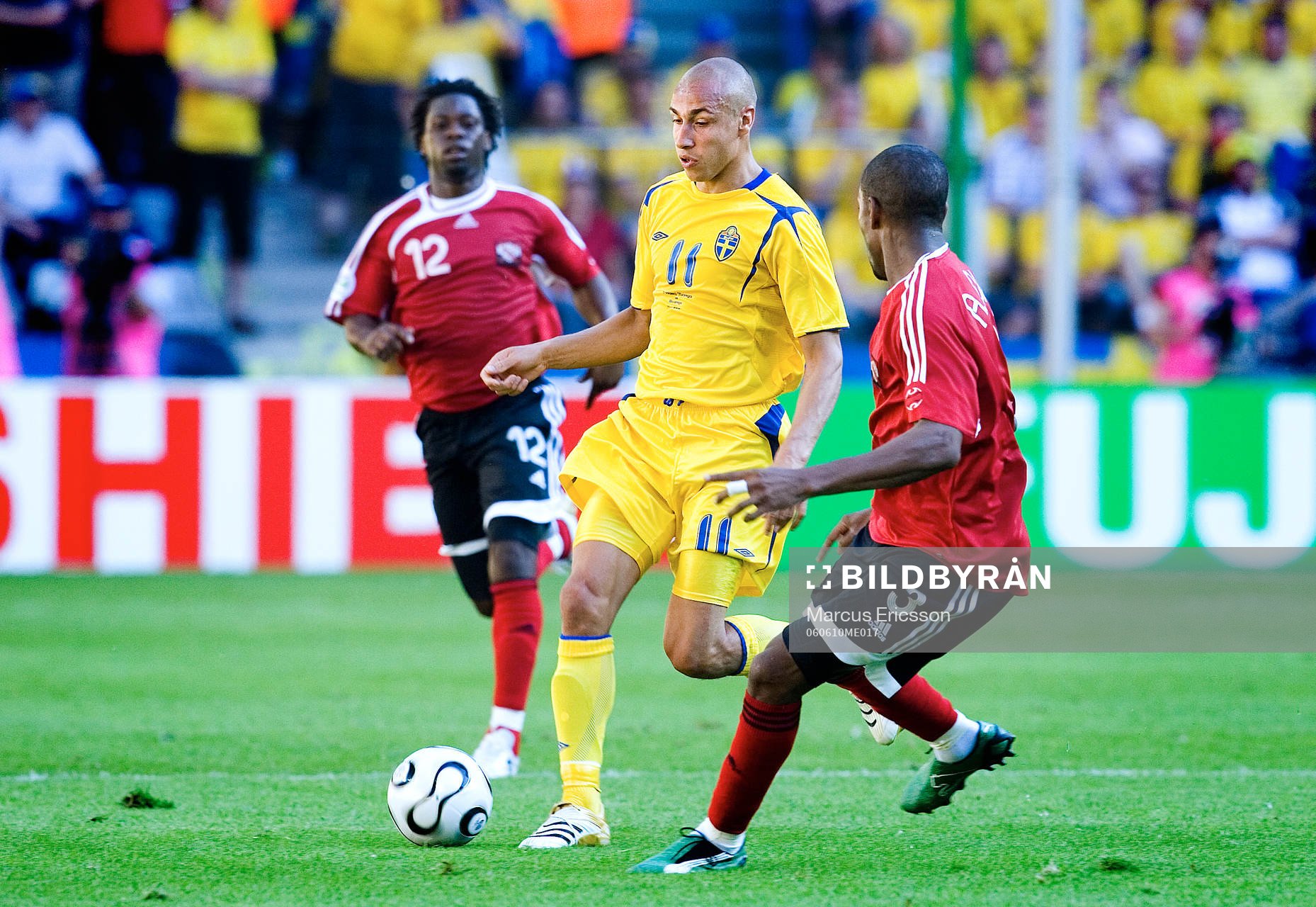 Henrik Larsson pressas av Avery john, Trinidad och Tobago