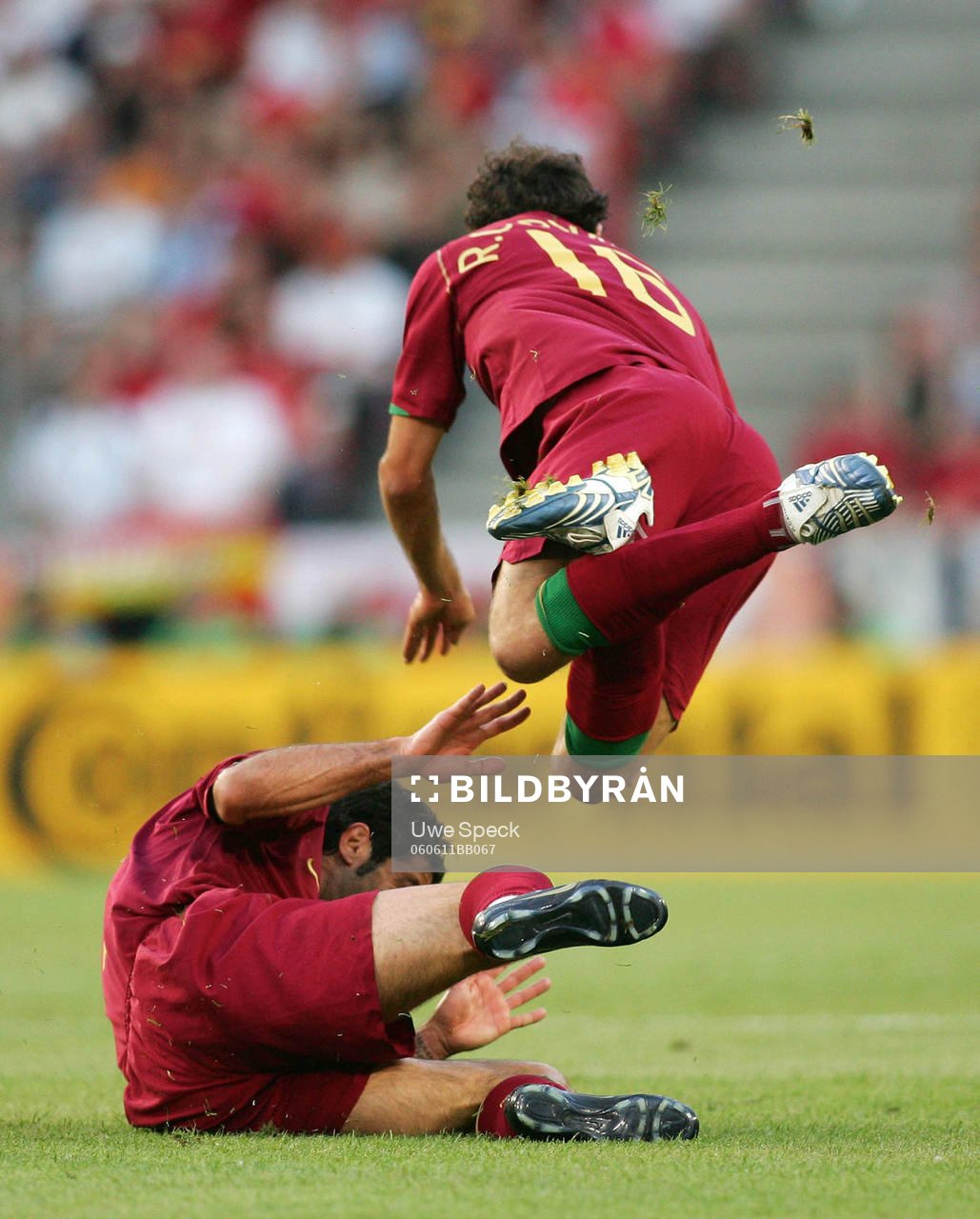 Ricardo Cavalho flyger över Luis Figo, Portugal