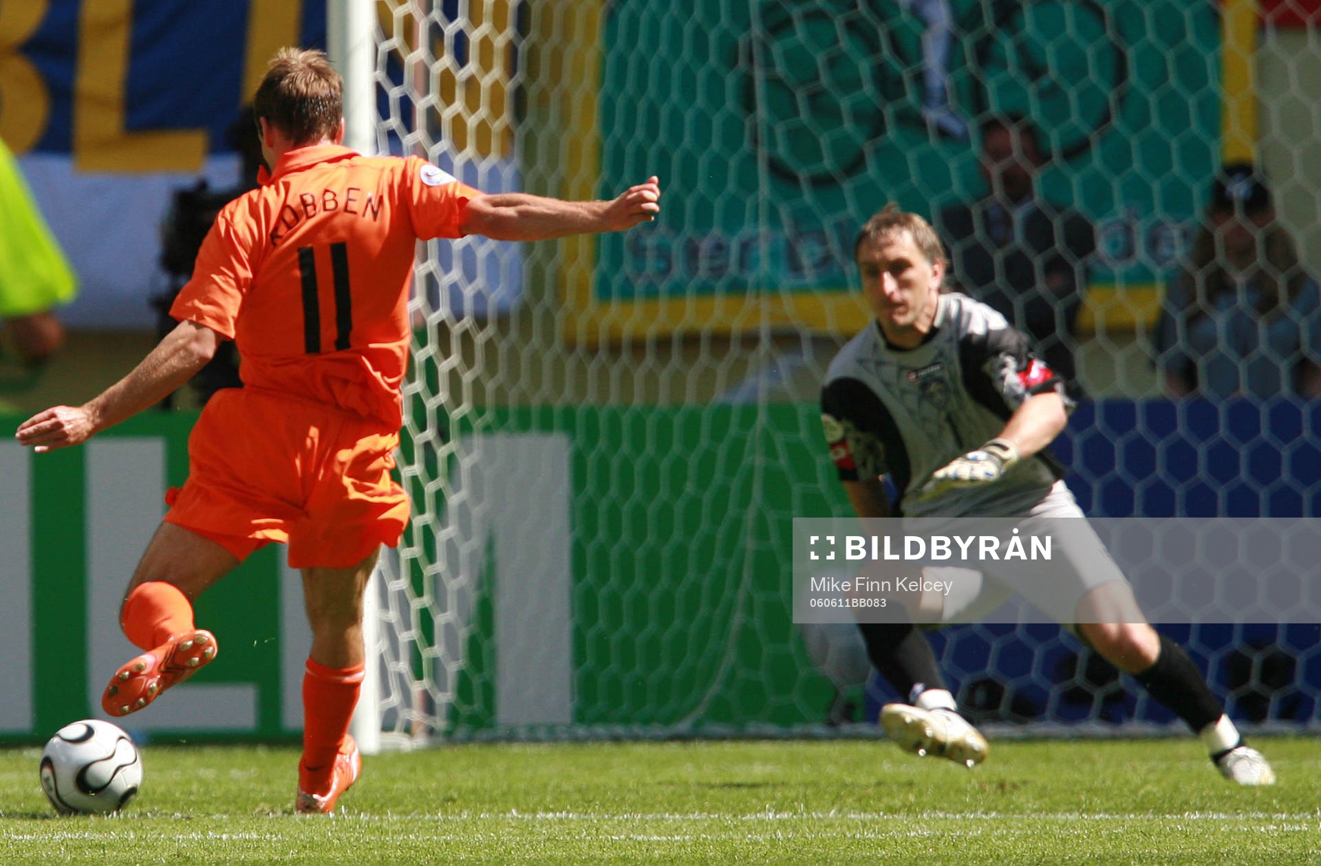  Arjen Robben, Holland gör 1-0 bakom Dragoslav Jevric, Serbien (Målvakt)