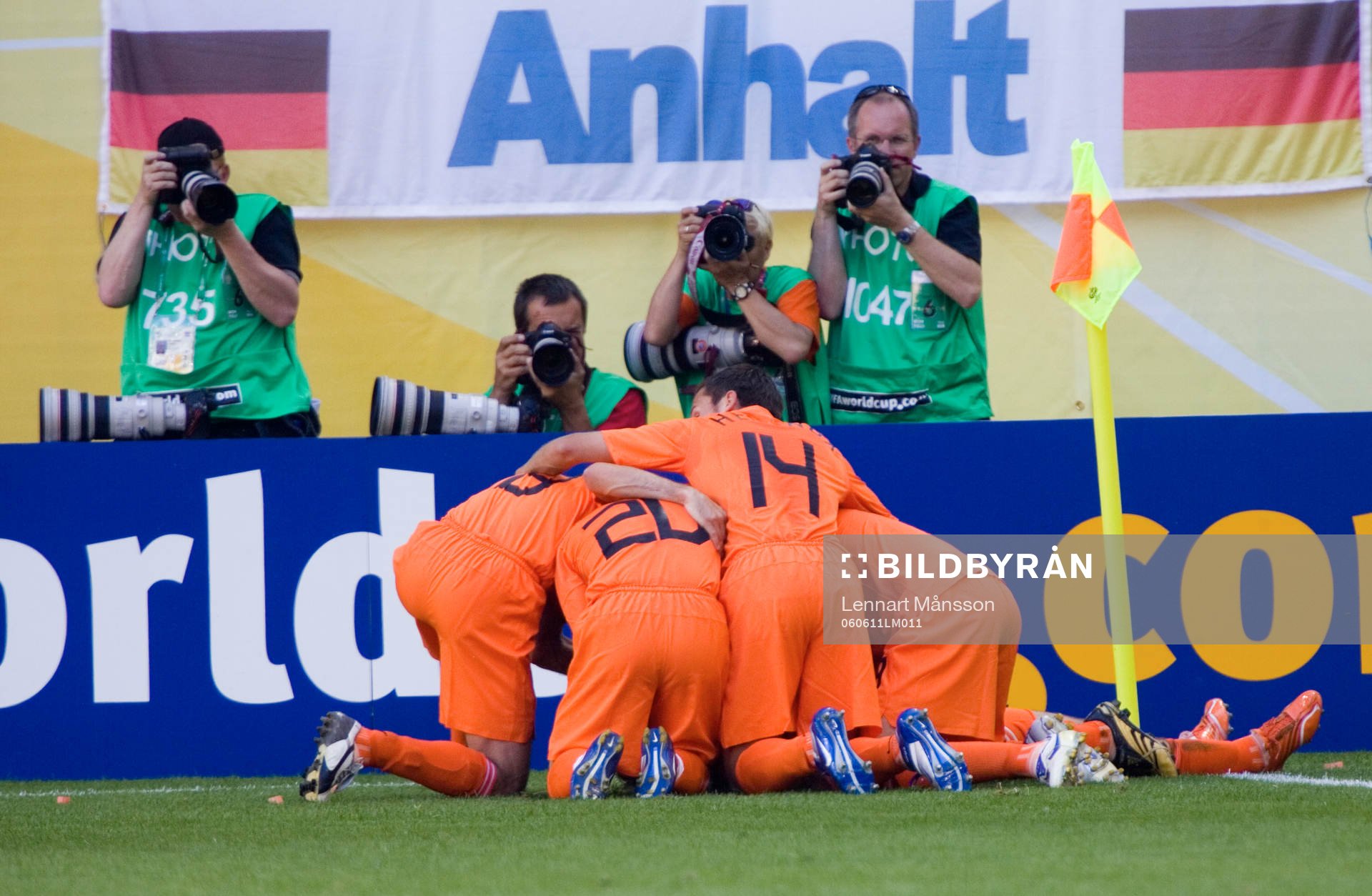 0-1, Robben, som grattas. Glädjehög, fotografer. Jubel,
