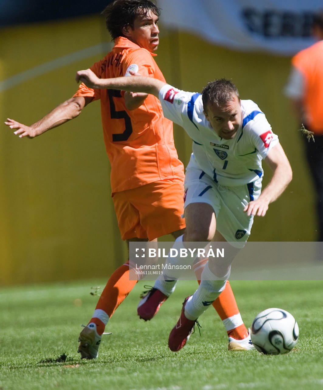 Ognjen Koroman tar sig förbi Giovanni van Bronckhorst