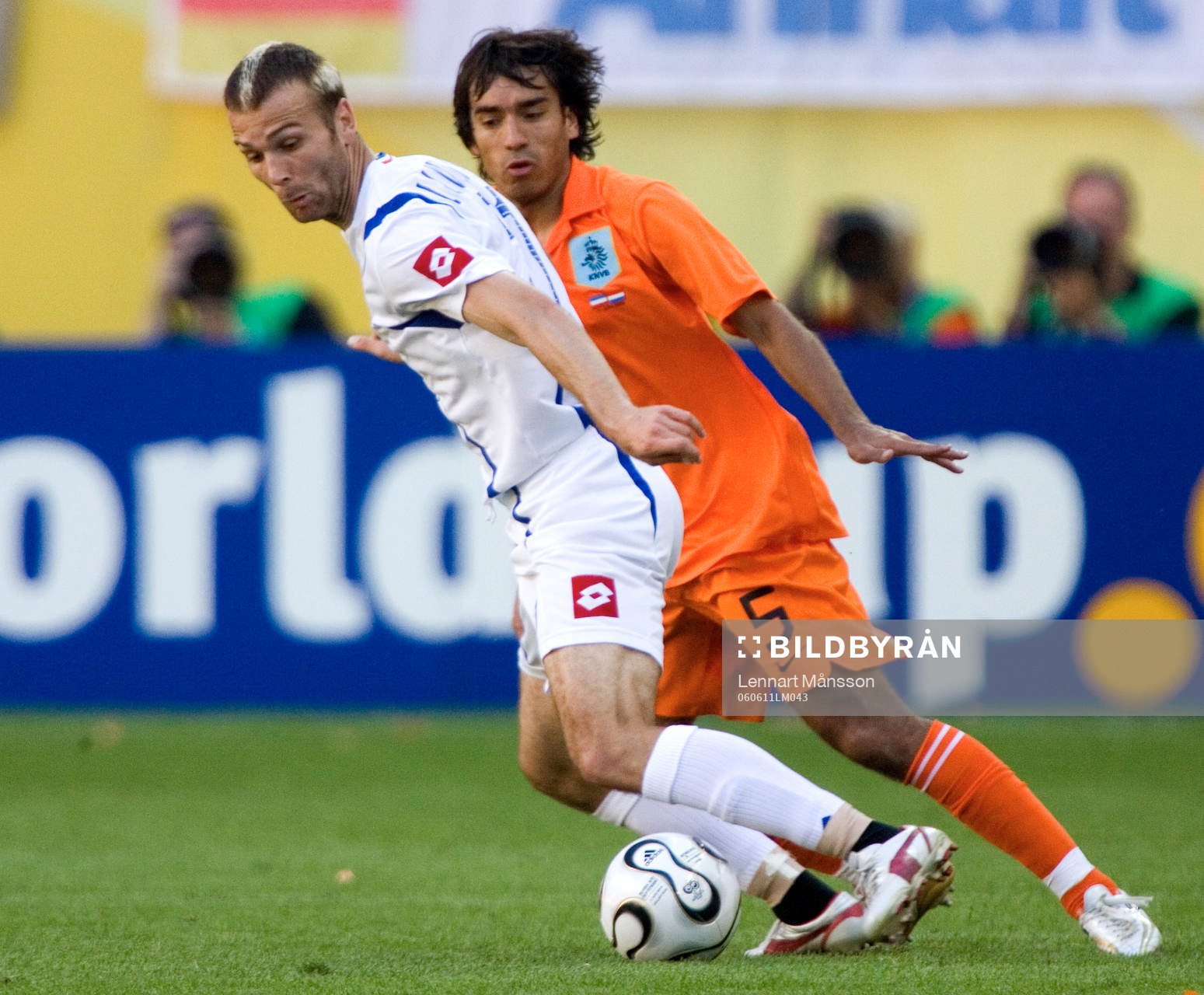 Danijel Ljuboja jagas av Giovanni van Bronckhorst