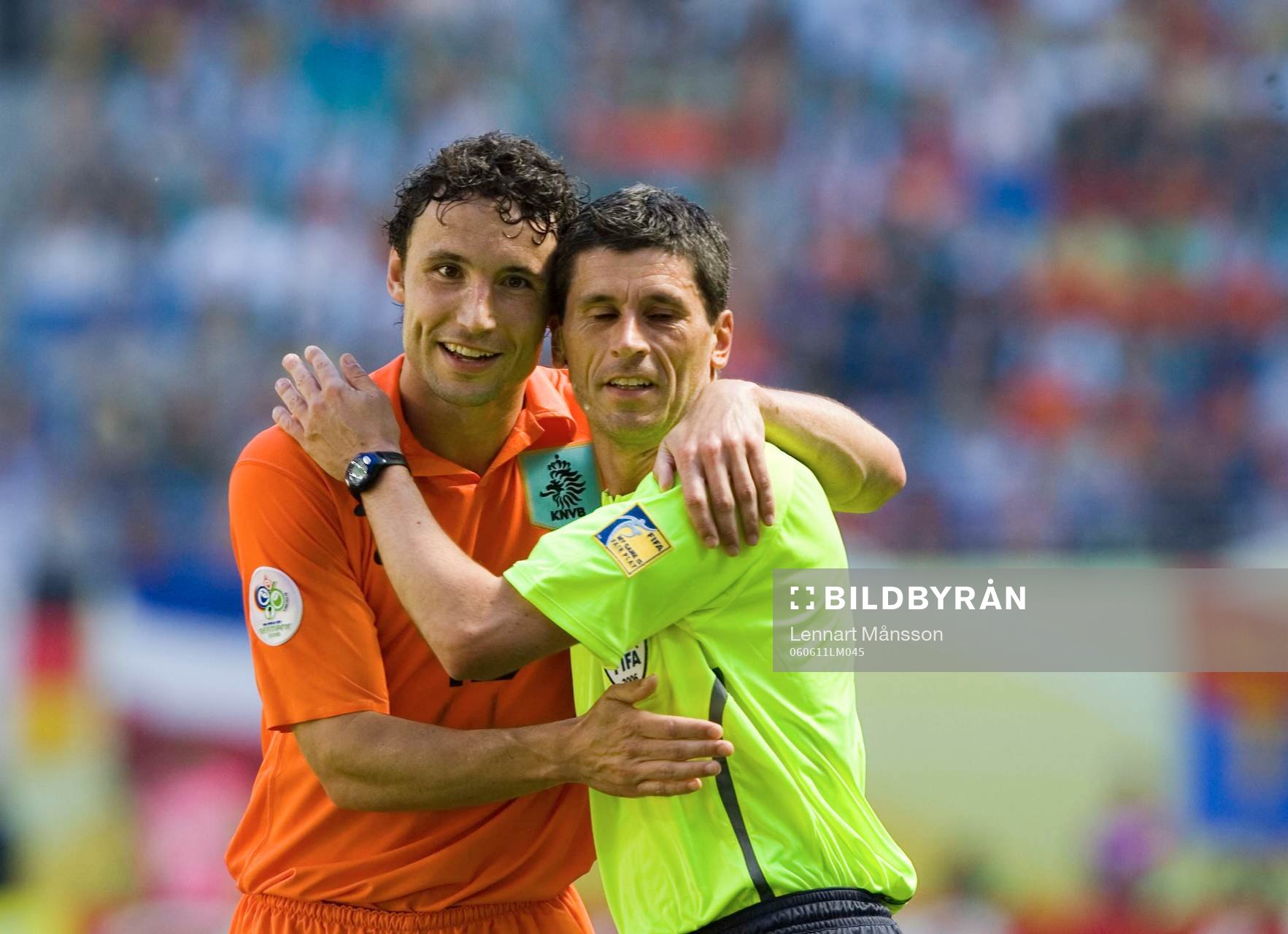 Fotboll, VM 2006, Serbien - Montenegro - Holland: Mark van Bommel sprang ner domaren Markus Merk, Tyskland, och kramade sedan om honom