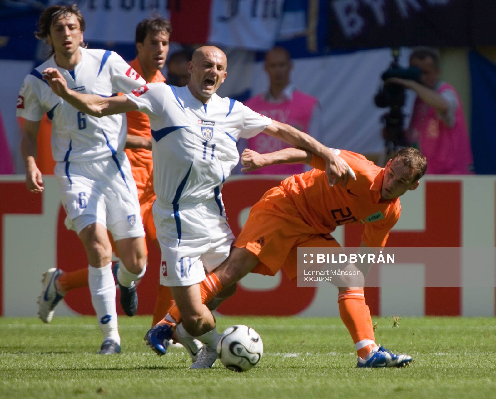  Snacka om fällning, Wesley Sneijder fäller Predrag Djordjevic.
