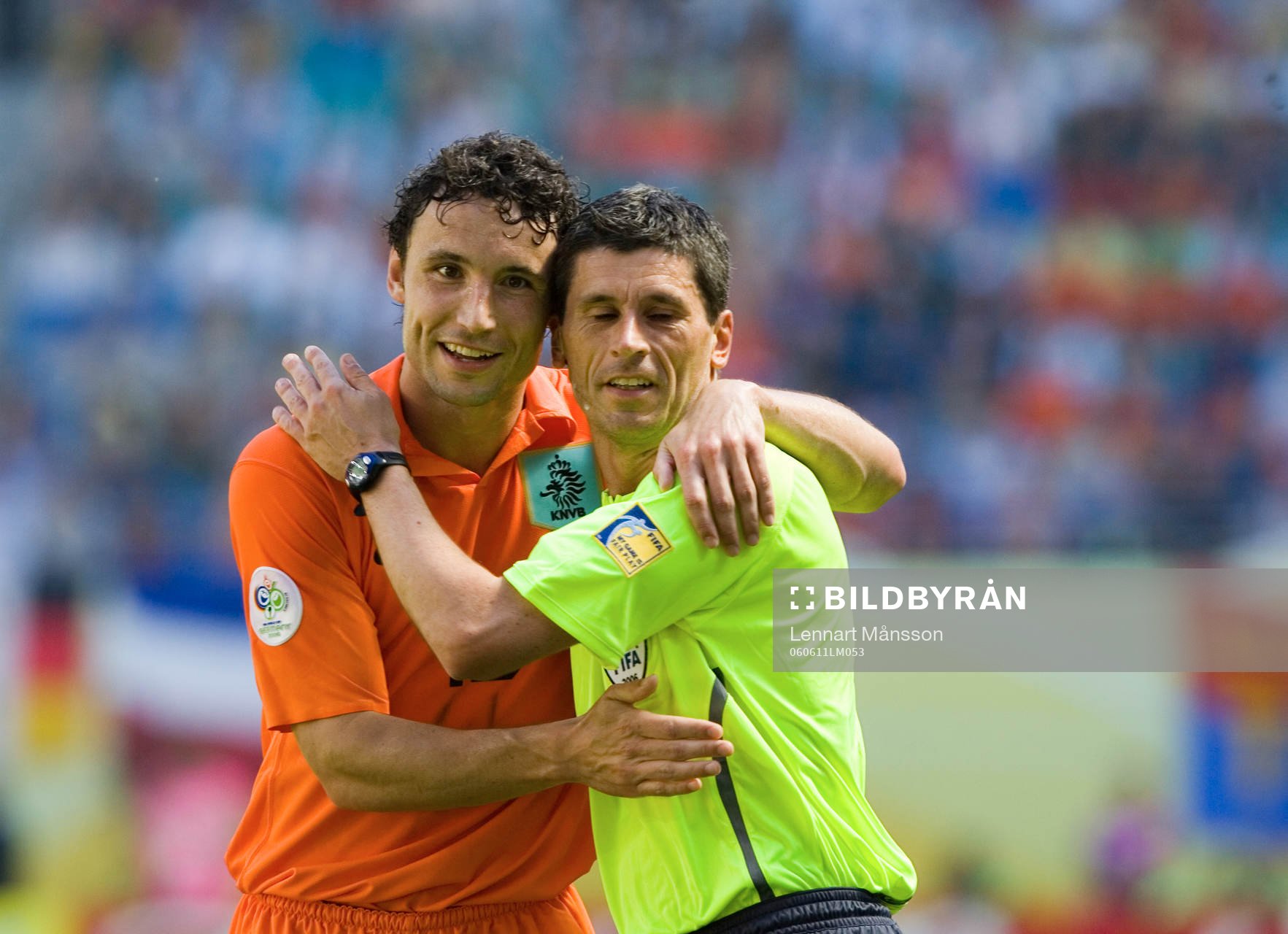  Mark van Bommel sprang ner domaren Markus Merk, Tyskland, och kramade sedan om honom
