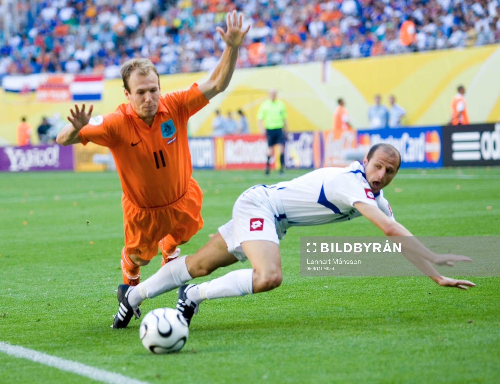  Båda faller, superstjärnan Arjen Robben och Igor Duljaj. Robben var omöjlig att greppa.