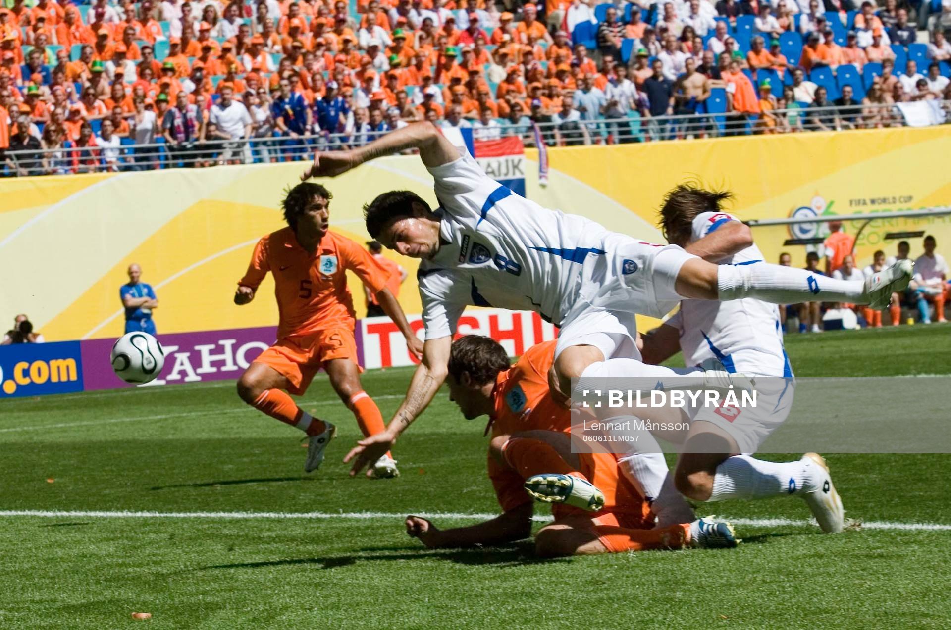 Fotboll, VM 2006, Serbien - Montenegro - Holland: Mateja Kezman och Serbien föll.