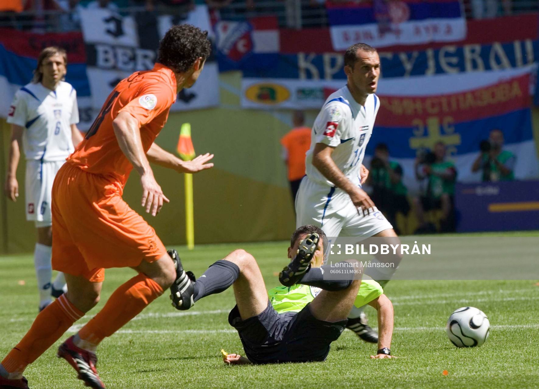 Fotboll, VM 2006, Serbien - Montenegro - Holland: Mark van Bommel sprang ner domaren Markus Merk, Tyskland, och kramade sedan om honom